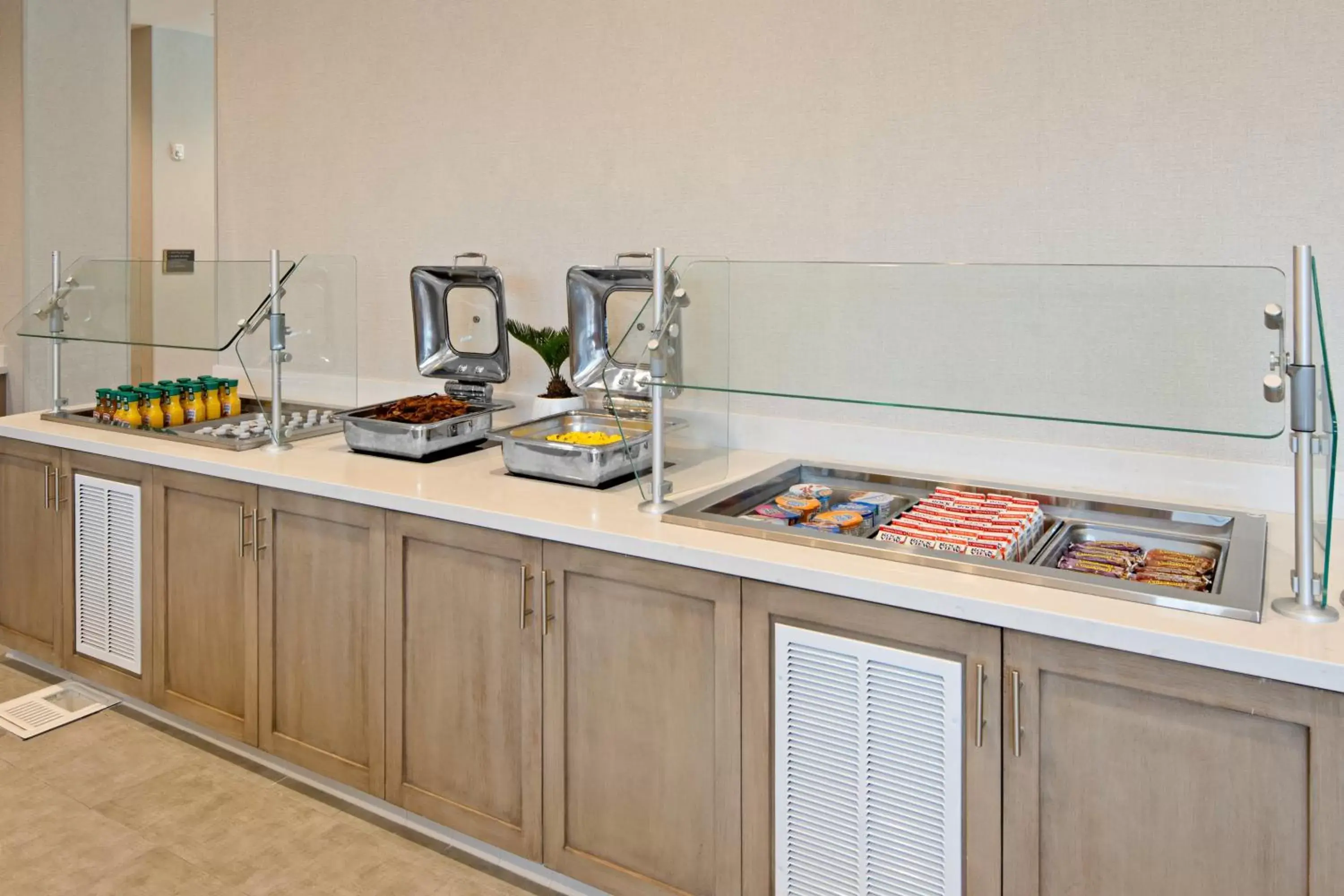 Breakfast, Kitchen/Kitchenette in Staybridge Suites - Long Beach Airport, an IHG Hotel