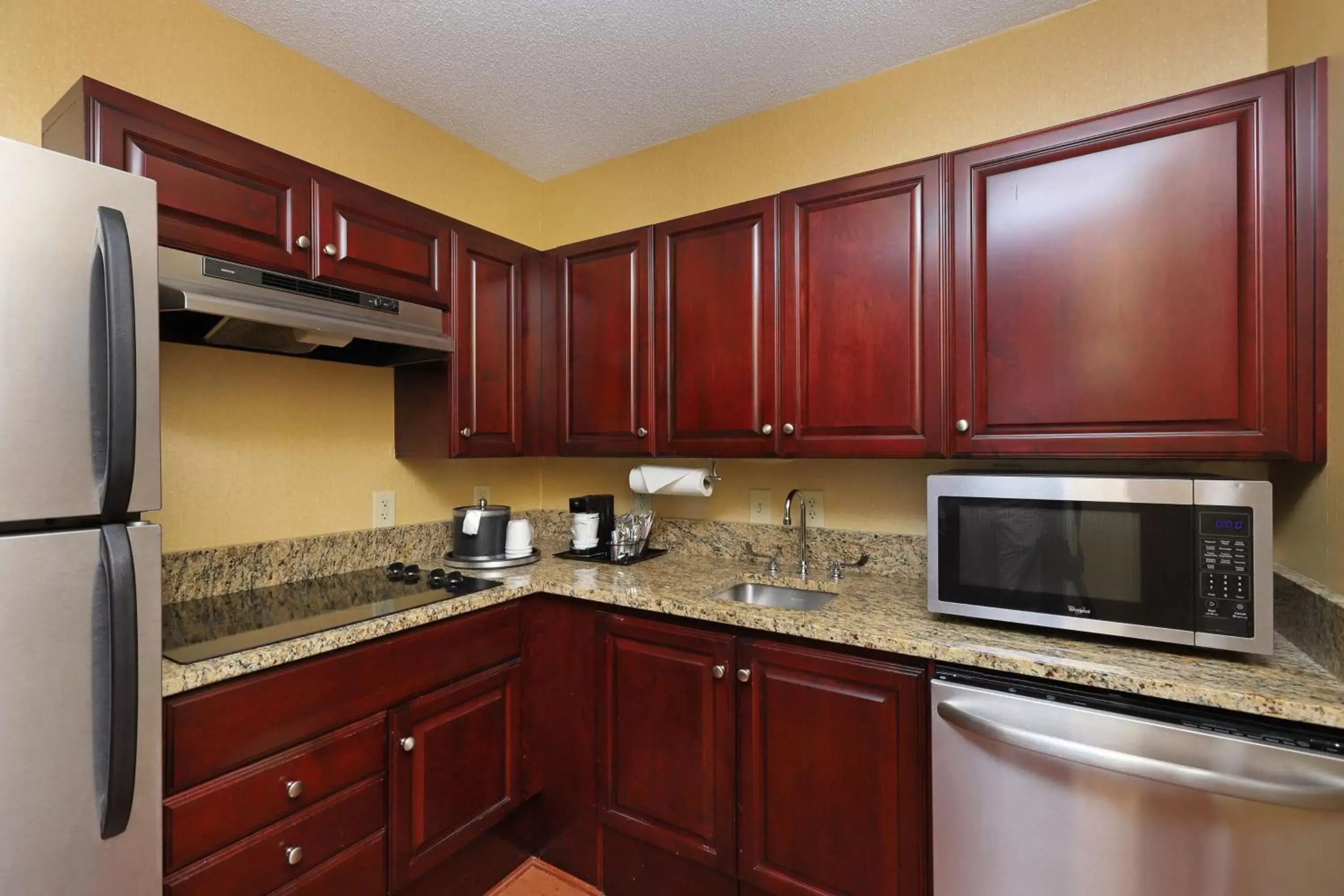 Photo of the whole room, Kitchen/Kitchenette in Hampton Inn & Suites Charlottesville at the University