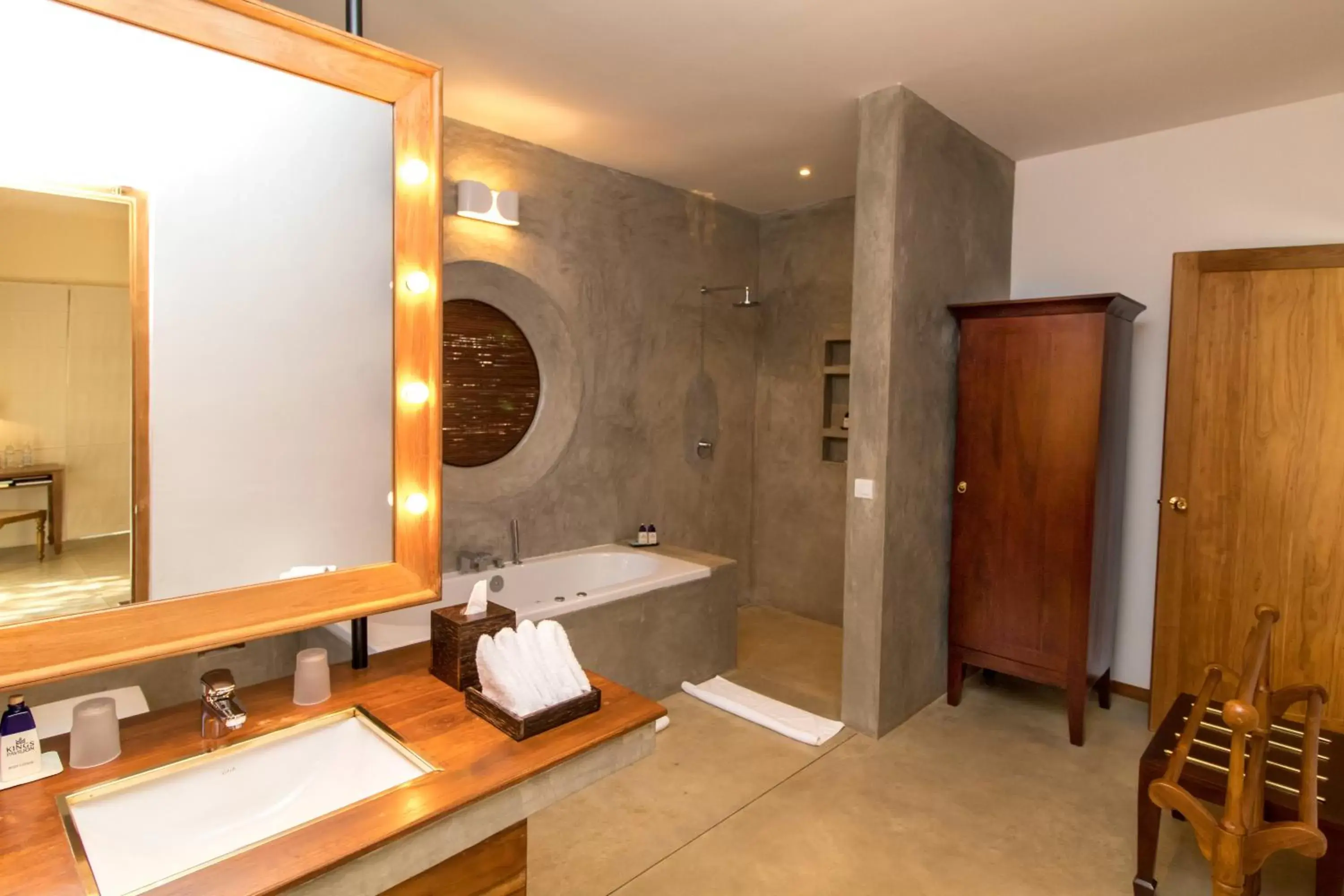 Shower, Bathroom in Kings Pavilion Luxury Hotel
