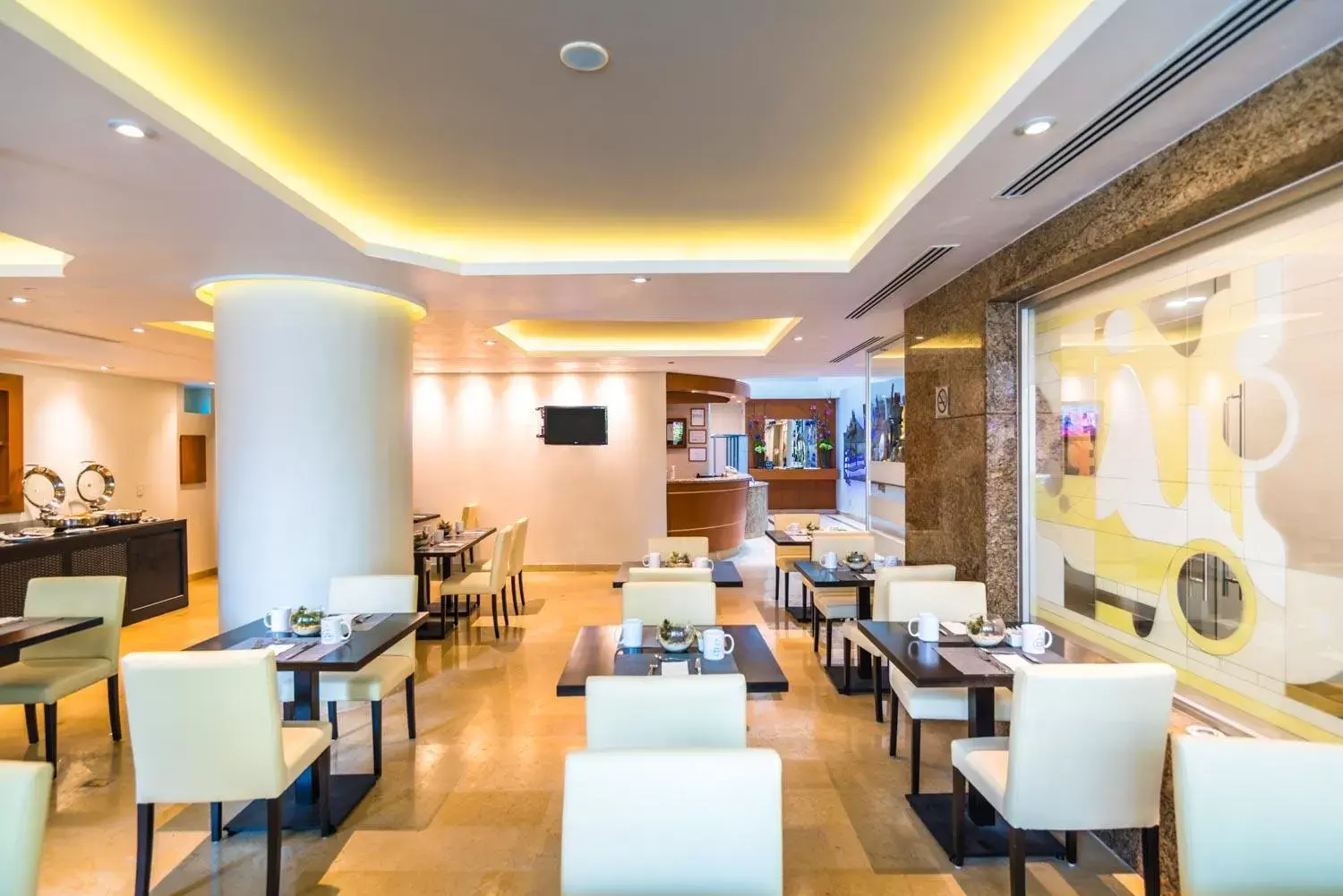 Lounge or bar, Restaurant/Places to Eat in Eurostars Zona Rosa Suites