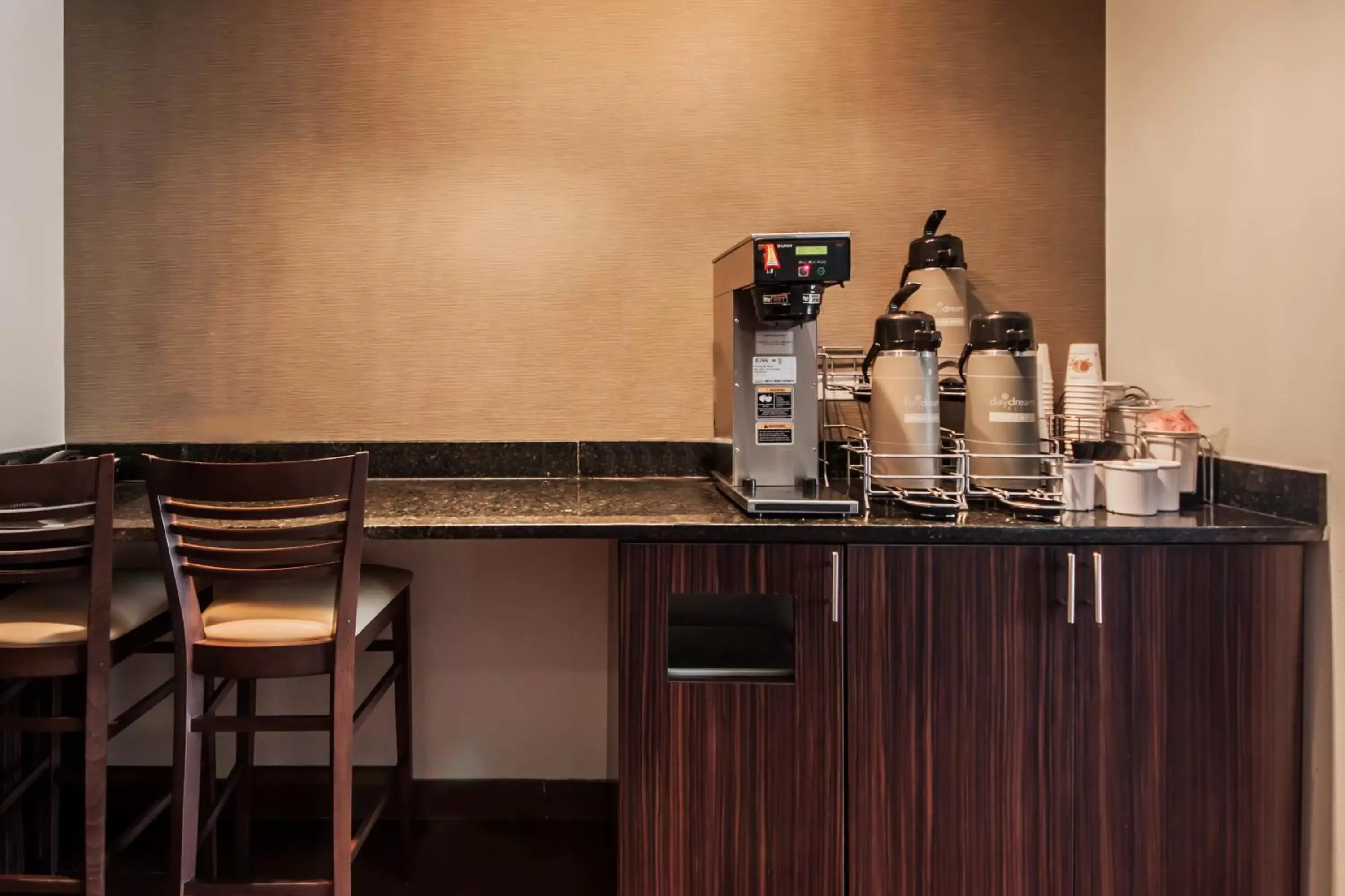Coffee/tea facilities, Kitchen/Kitchenette in Sleep Inn & Suites Hennessey North