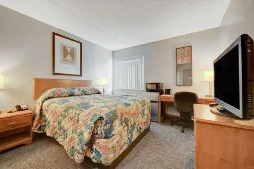 Bed, TV/Entertainment Center in Bridger Inn Hotel Downtown