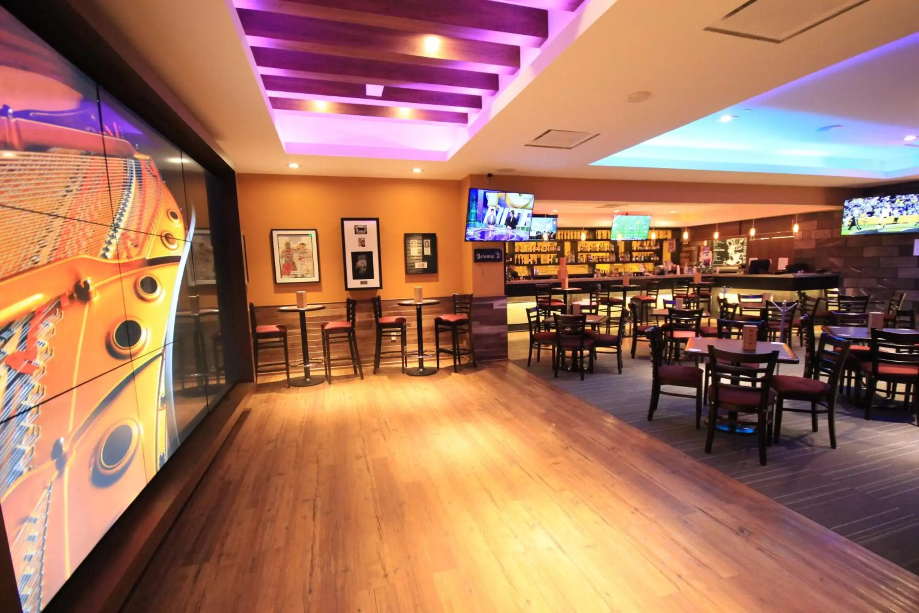 Lounge or bar, Restaurant/Places to Eat in Holiday Inn & Suites Plaza Mayor, an IHG Hotel