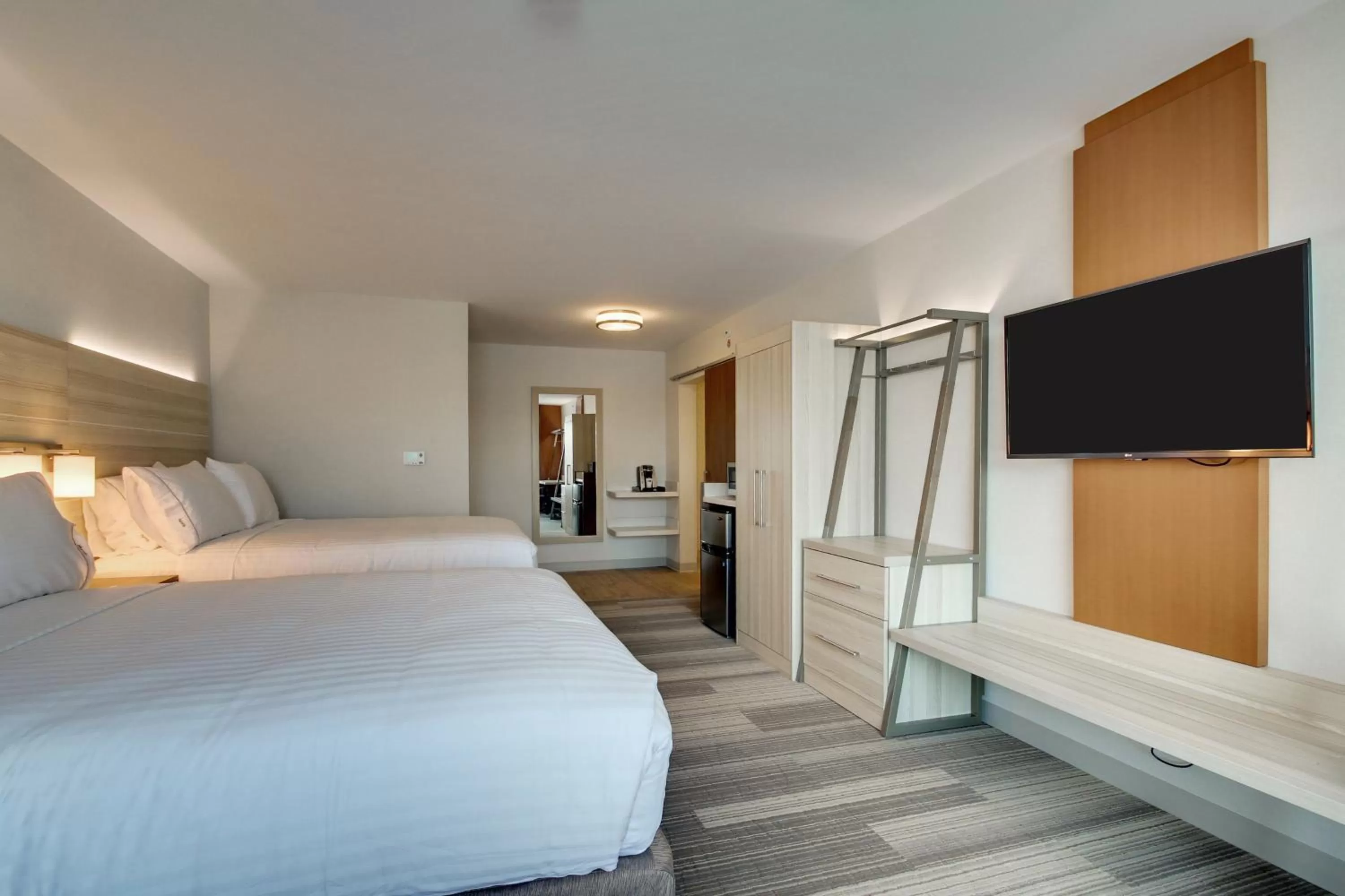 Photo of the whole room, Bed in Holiday Inn Express & Suites Galesburg by IHG