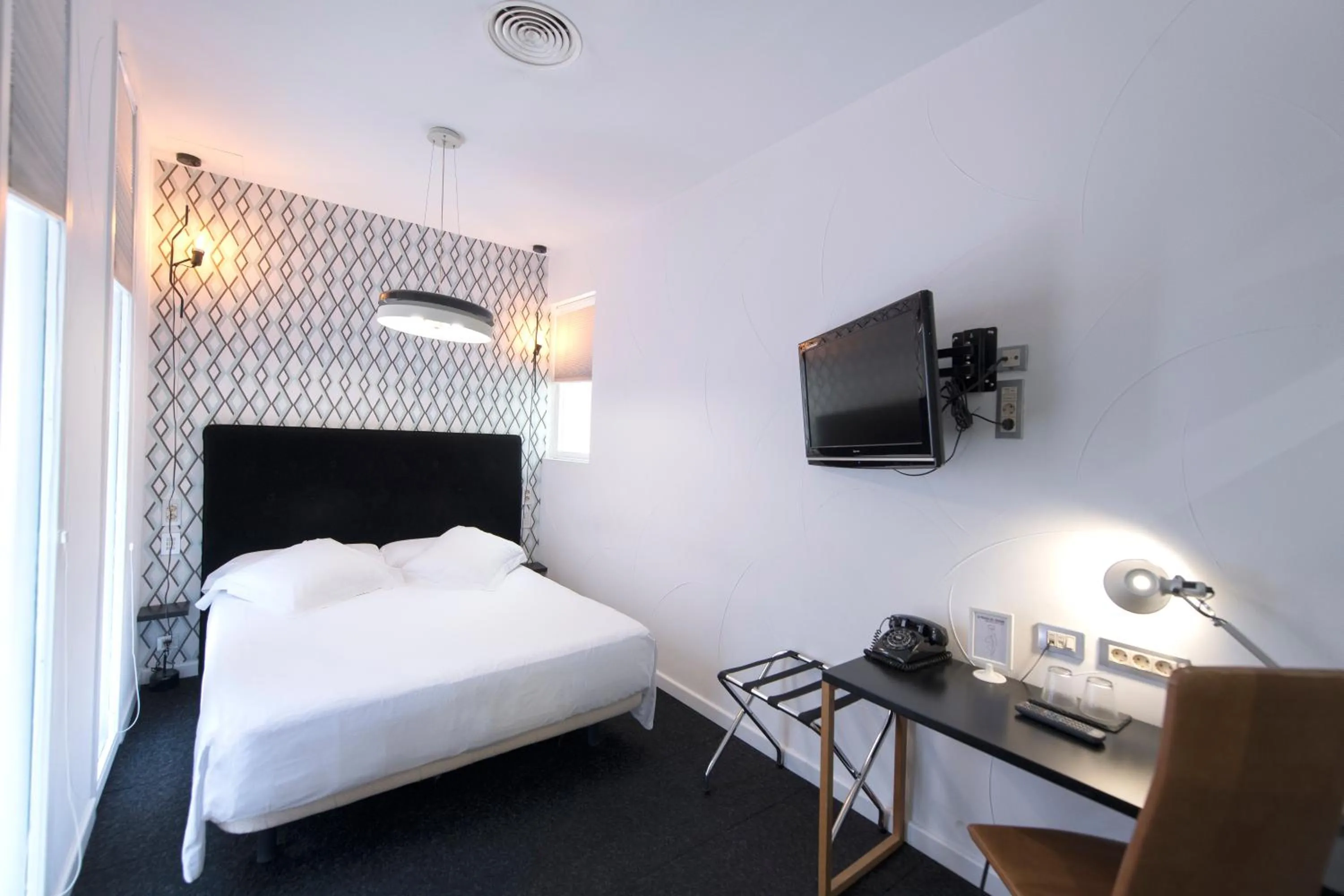 Photo of the whole room, Bed in Posada del Dragón Boutique Hotel