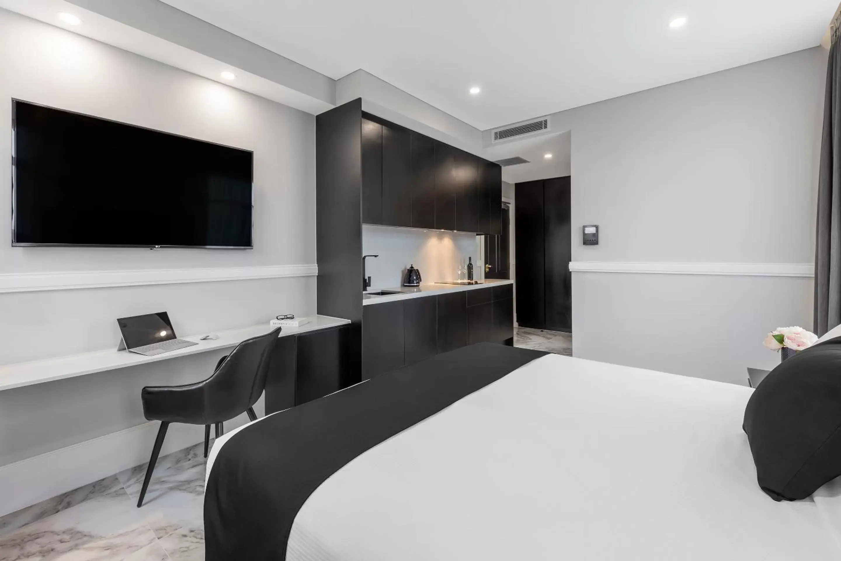 Bedroom, TV/Entertainment Center in Holiday Inn & Suites - Parramatta Marsden Street, an IHG Hotel