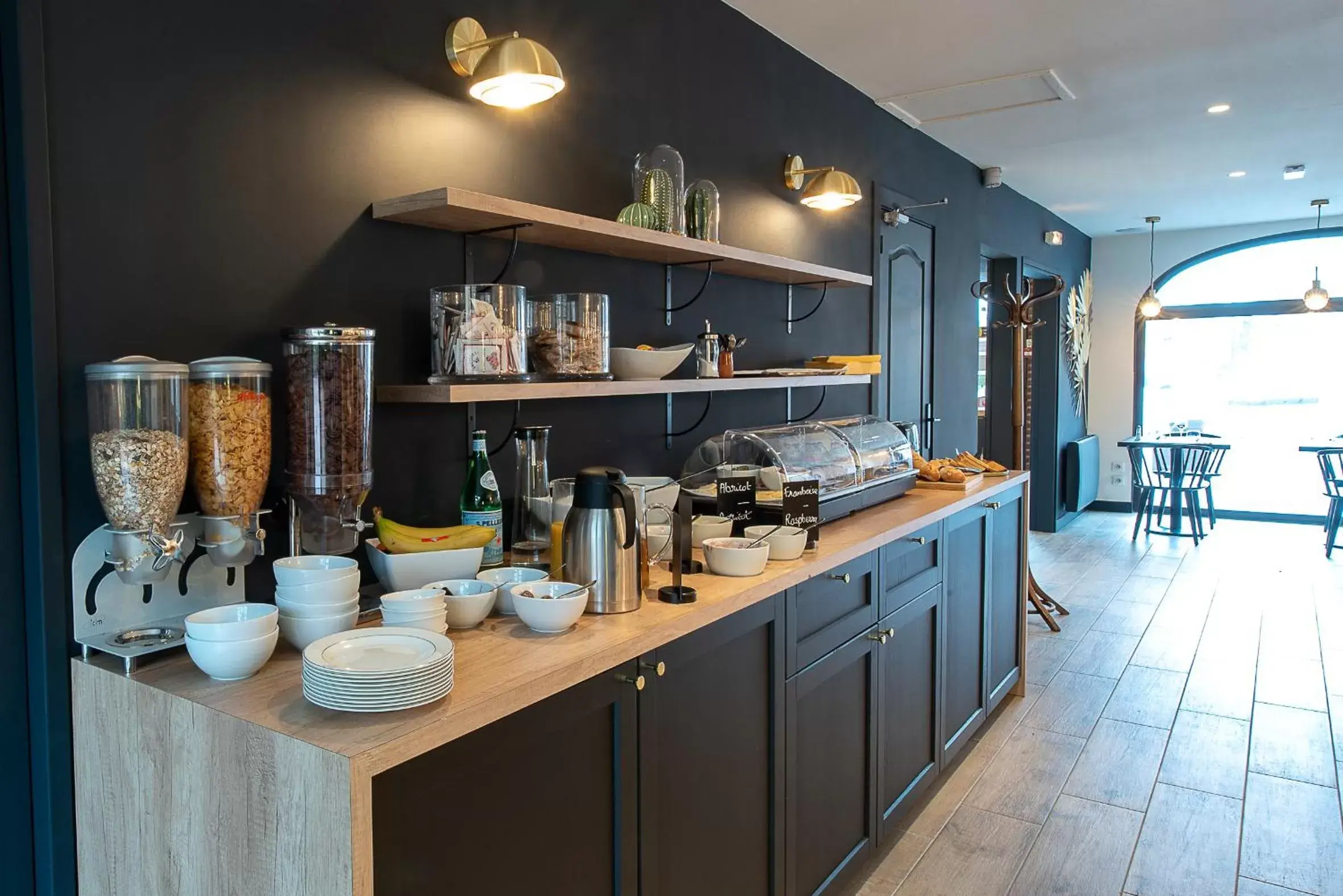 Buffet breakfast, Kitchen/Kitchenette in Logis hôtel du Beffroi Gravelines Dunkerque