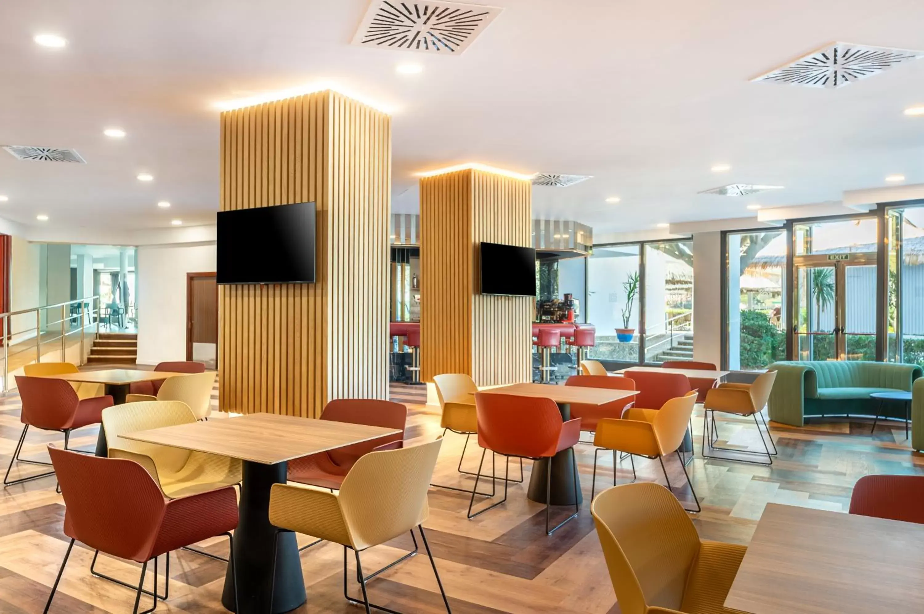 Communal lounge/ TV room, Restaurant/Places to Eat in Hotel Vibra Beverly Playa