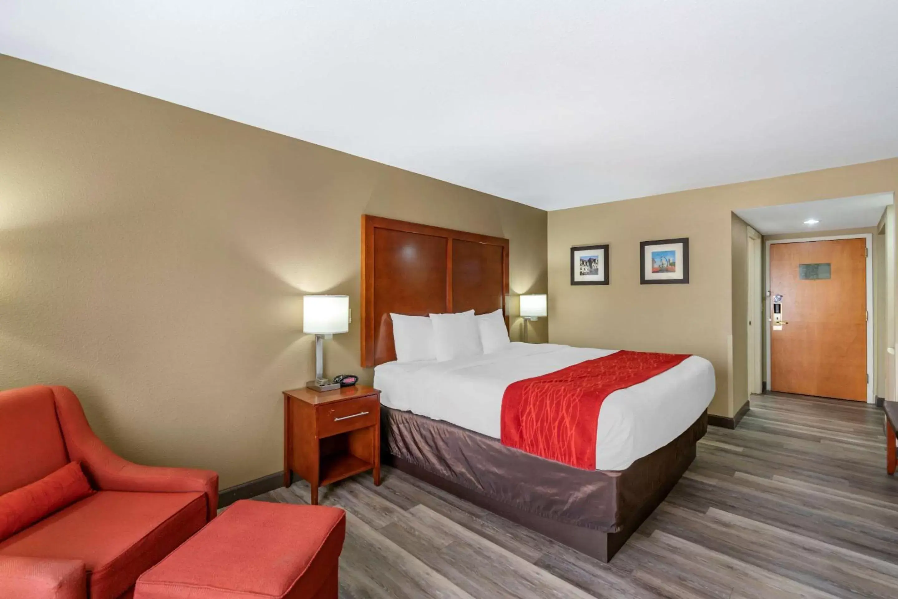 Photo of the whole room, Room Photo in Comfort Inn Near Six Flags St. Louis