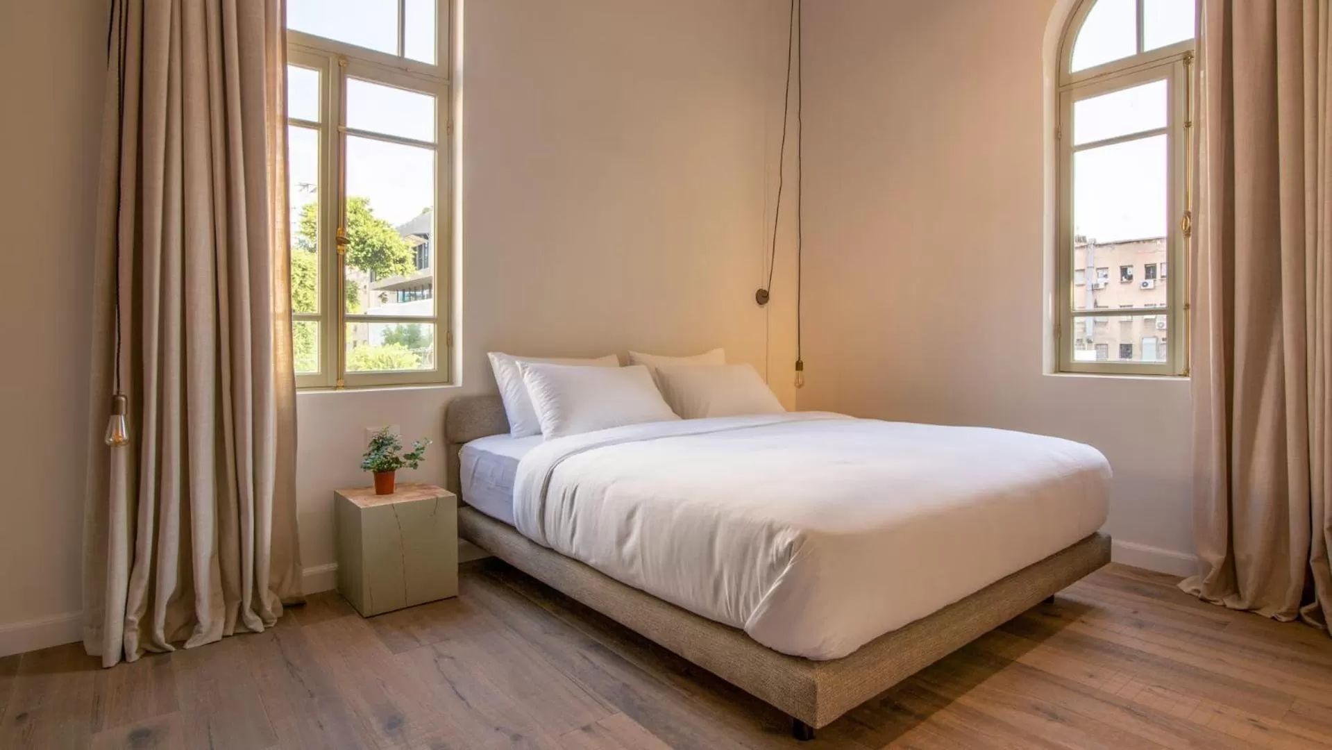 Photo of the whole room, Bed in Ruby