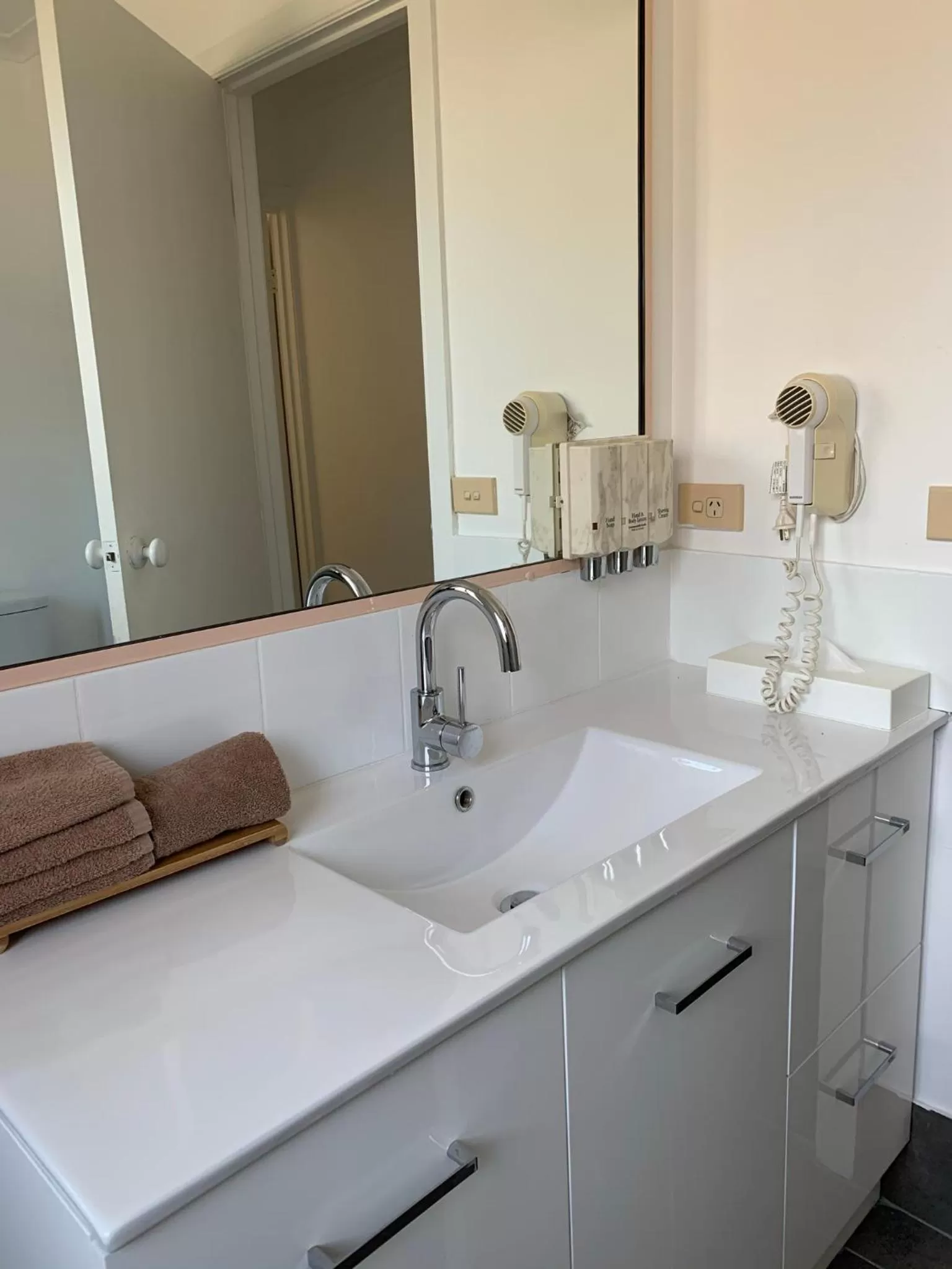 Bathroom in Swaggers Motor Inn