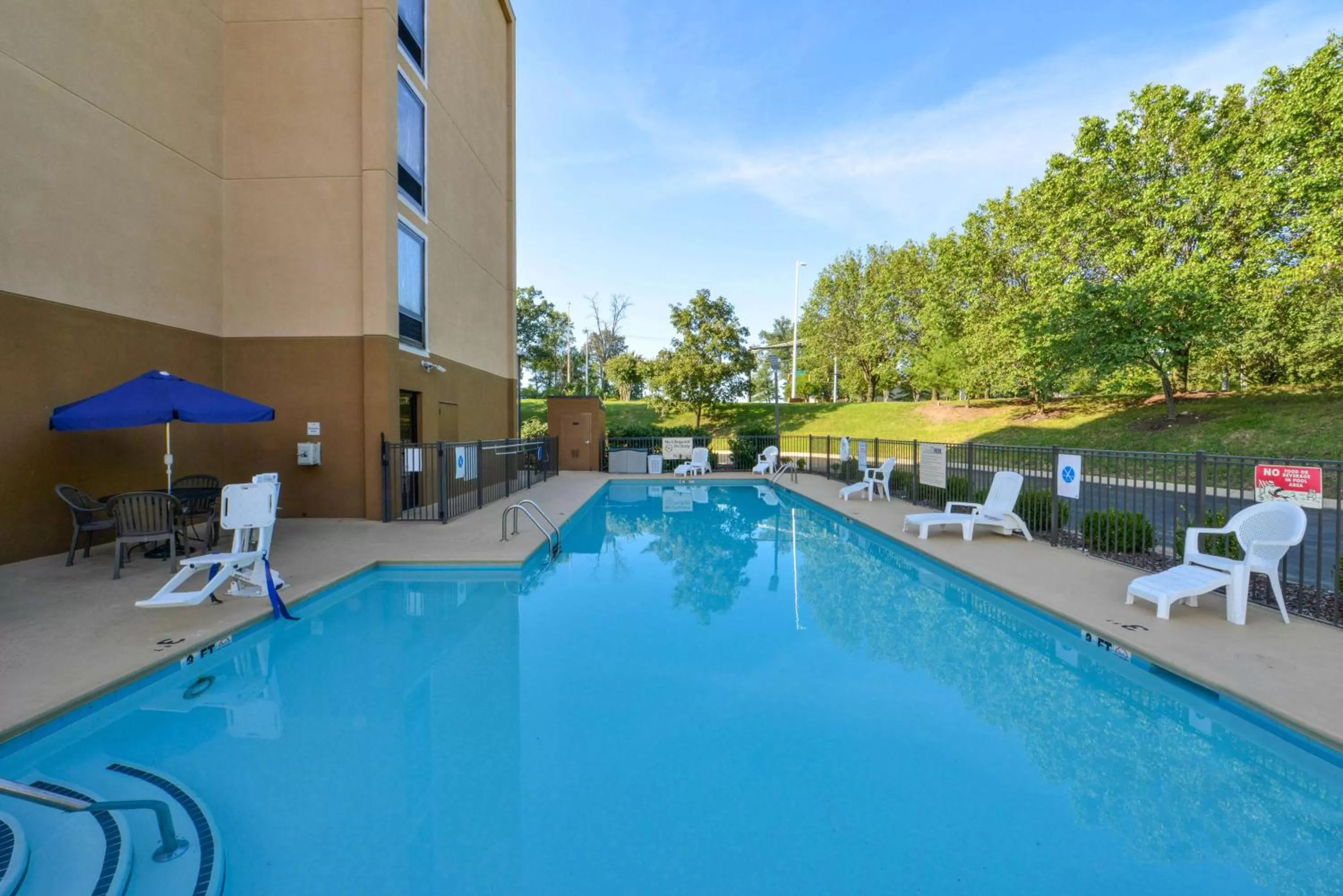 Pool view in Hampton Inn Nashville-I-24 Hickory Hollow