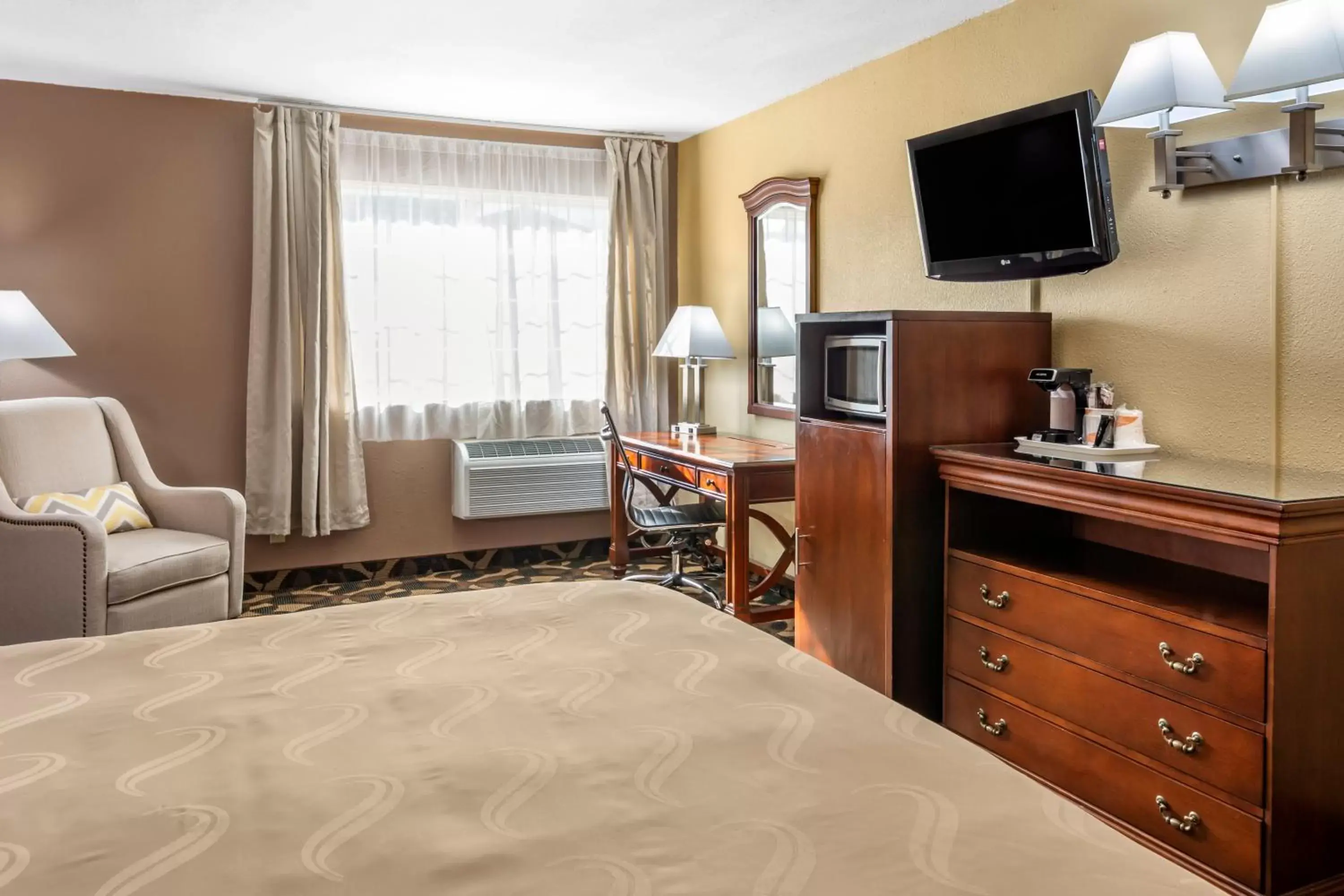 King Room - Accessible/Non-Smoking in Quality Inn Paradise Creek