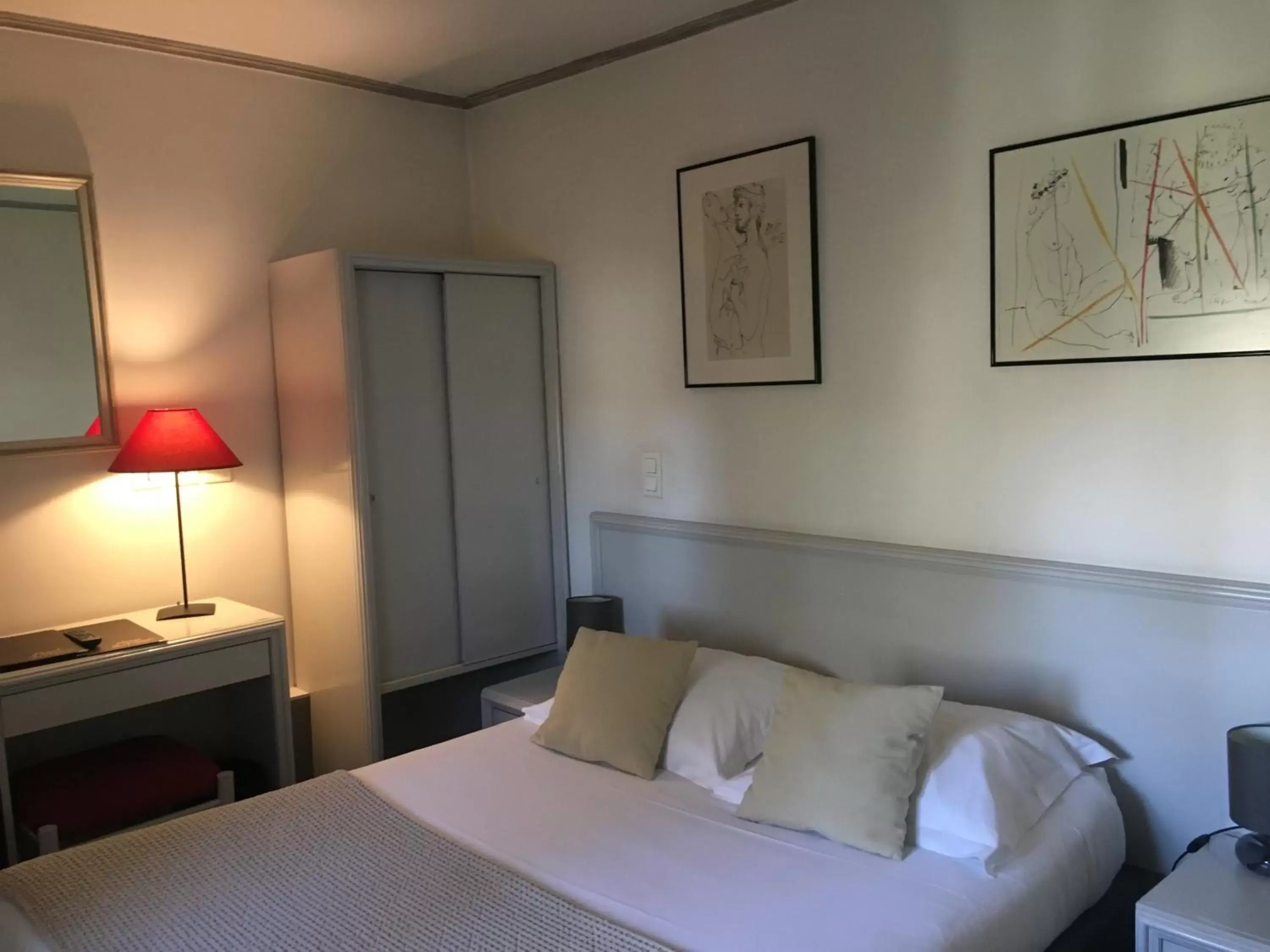 Photo of the whole room, Bed in Hôtel du Parc