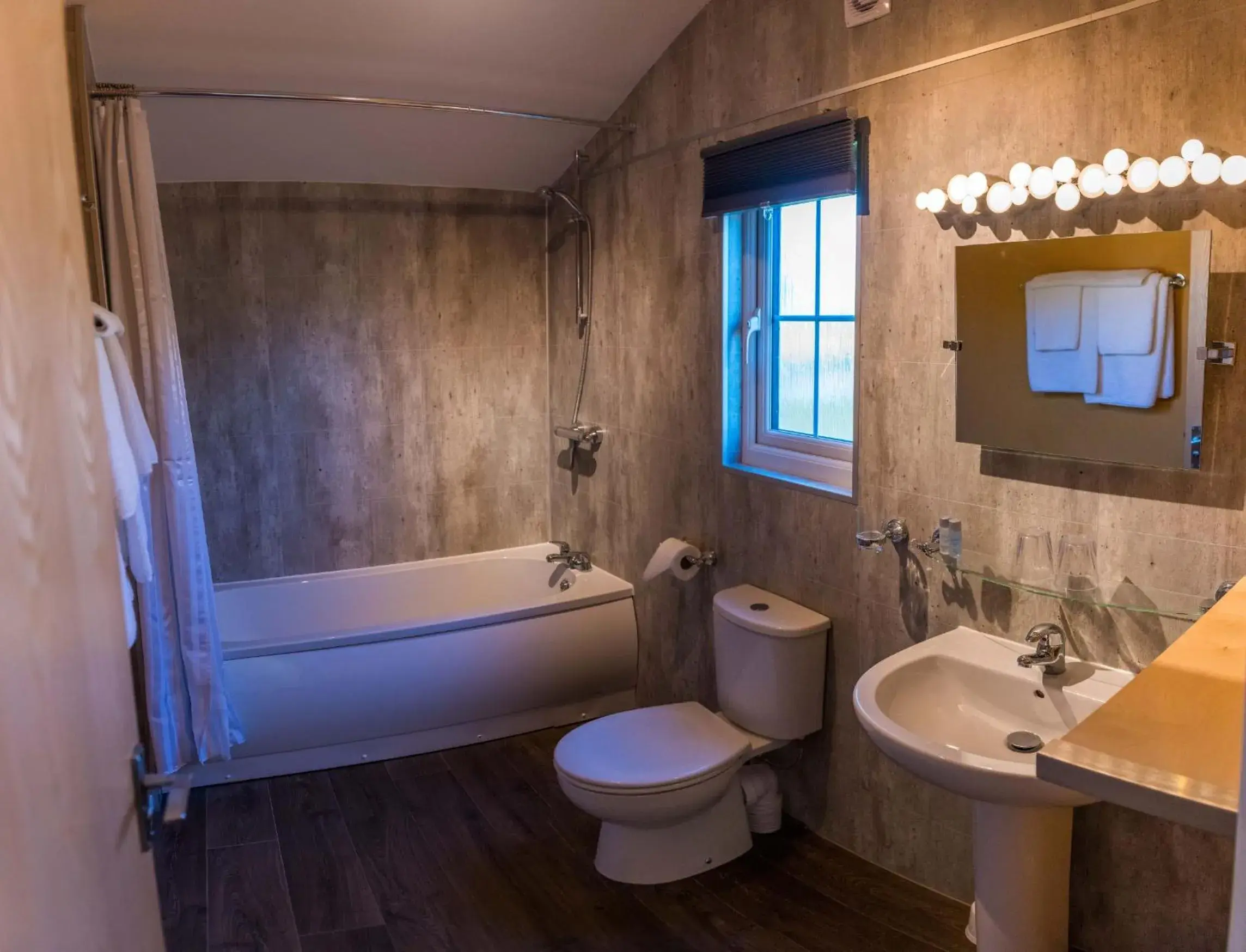 Shower, Bathroom in Manor Court Hotel
