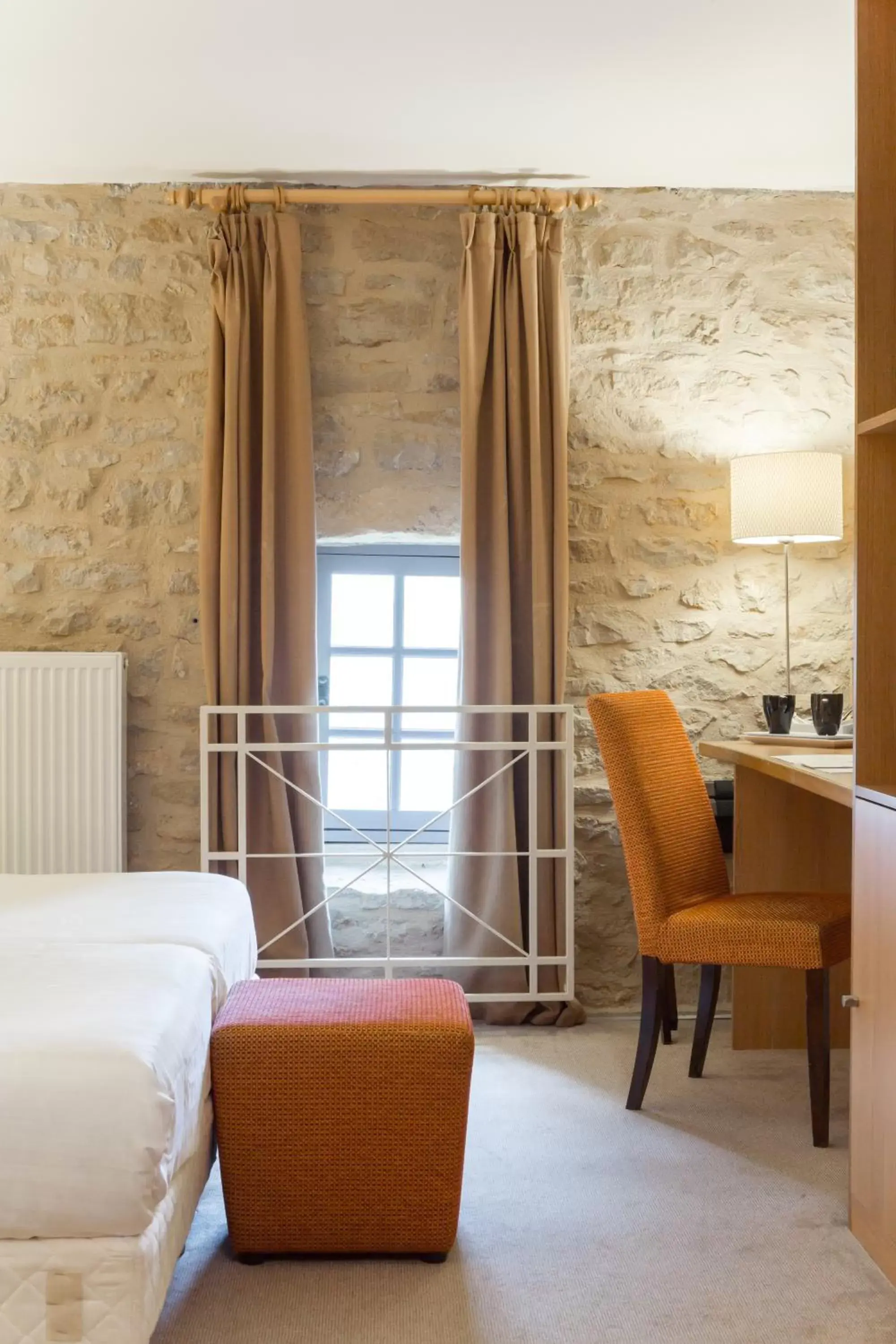 Bed, Seating Area in Hôtel Le Château Fort de Sedan