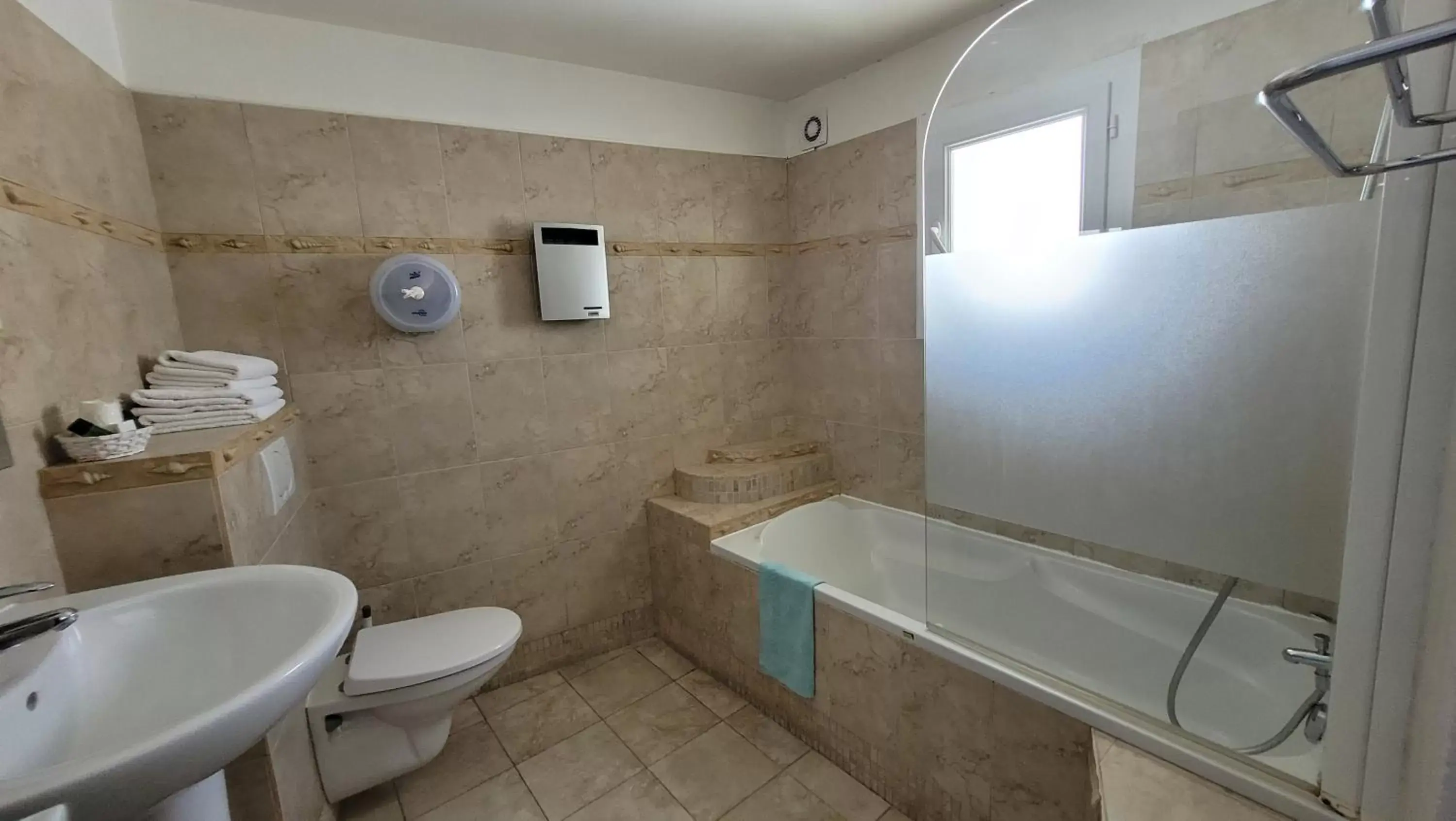 Shower, Bathroom in Le Dauphin Bleu