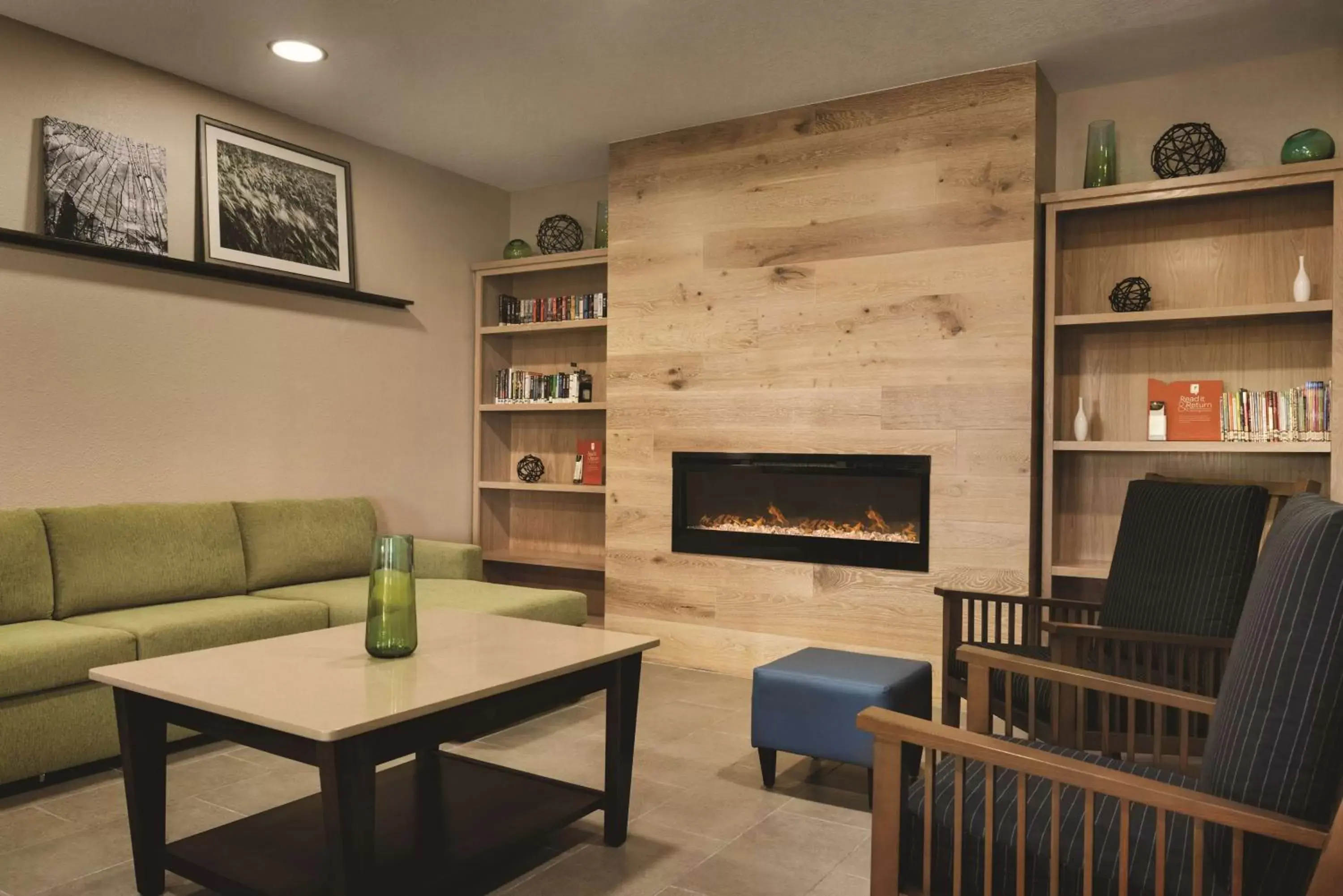 Lobby or reception, Seating Area in Country Inn & Suites by Radisson, Coralville, IA