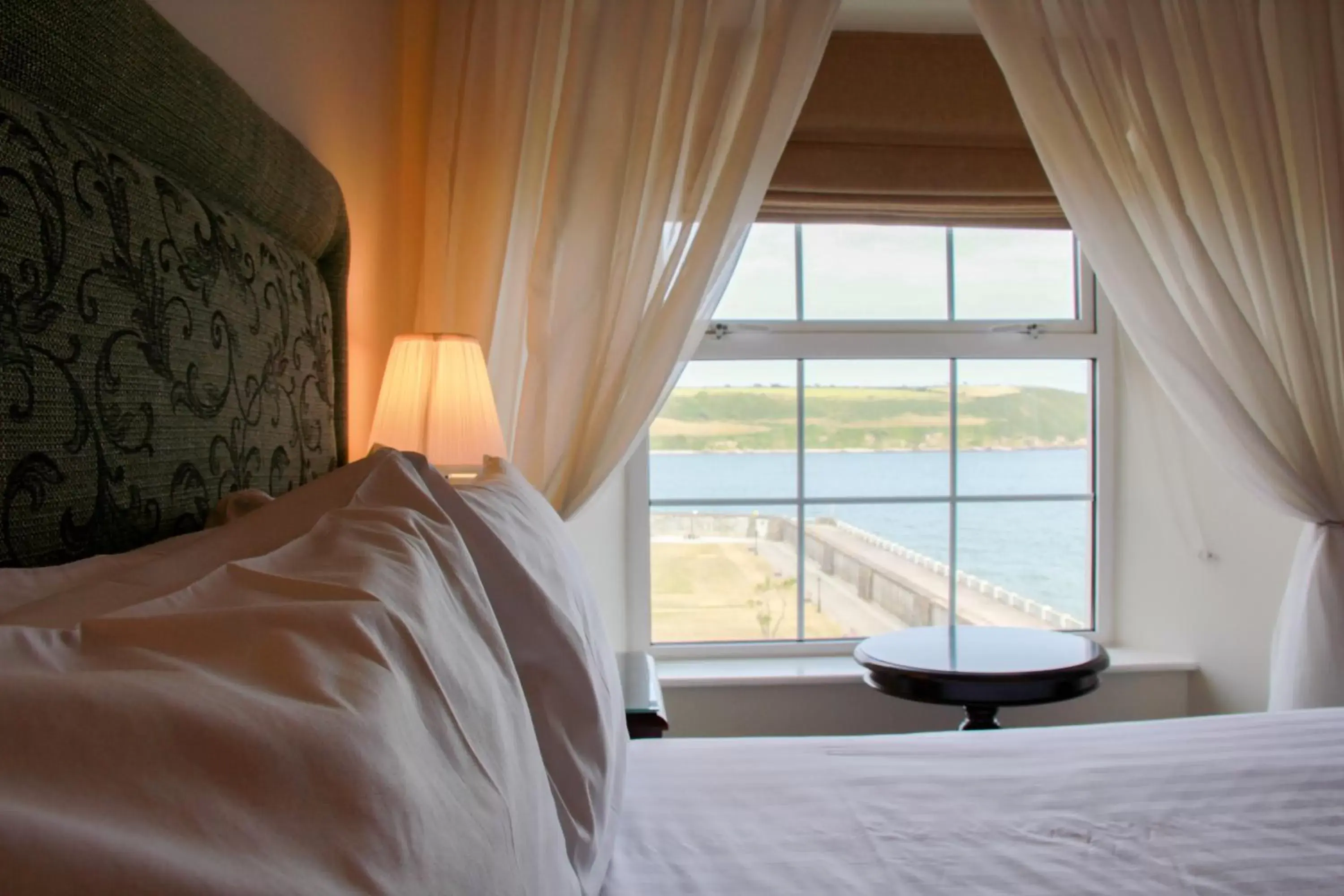 Bedroom, Bed in Walter Raleigh Hotel