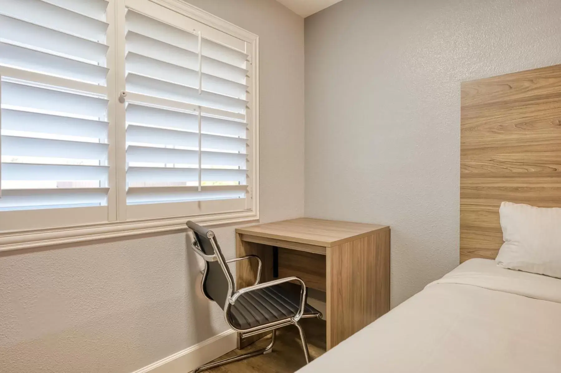 Bedroom, Bed in Vagabond Inn San Luis Obispo Bedroom, Bed in Vagabond Inn San Luis Obispo