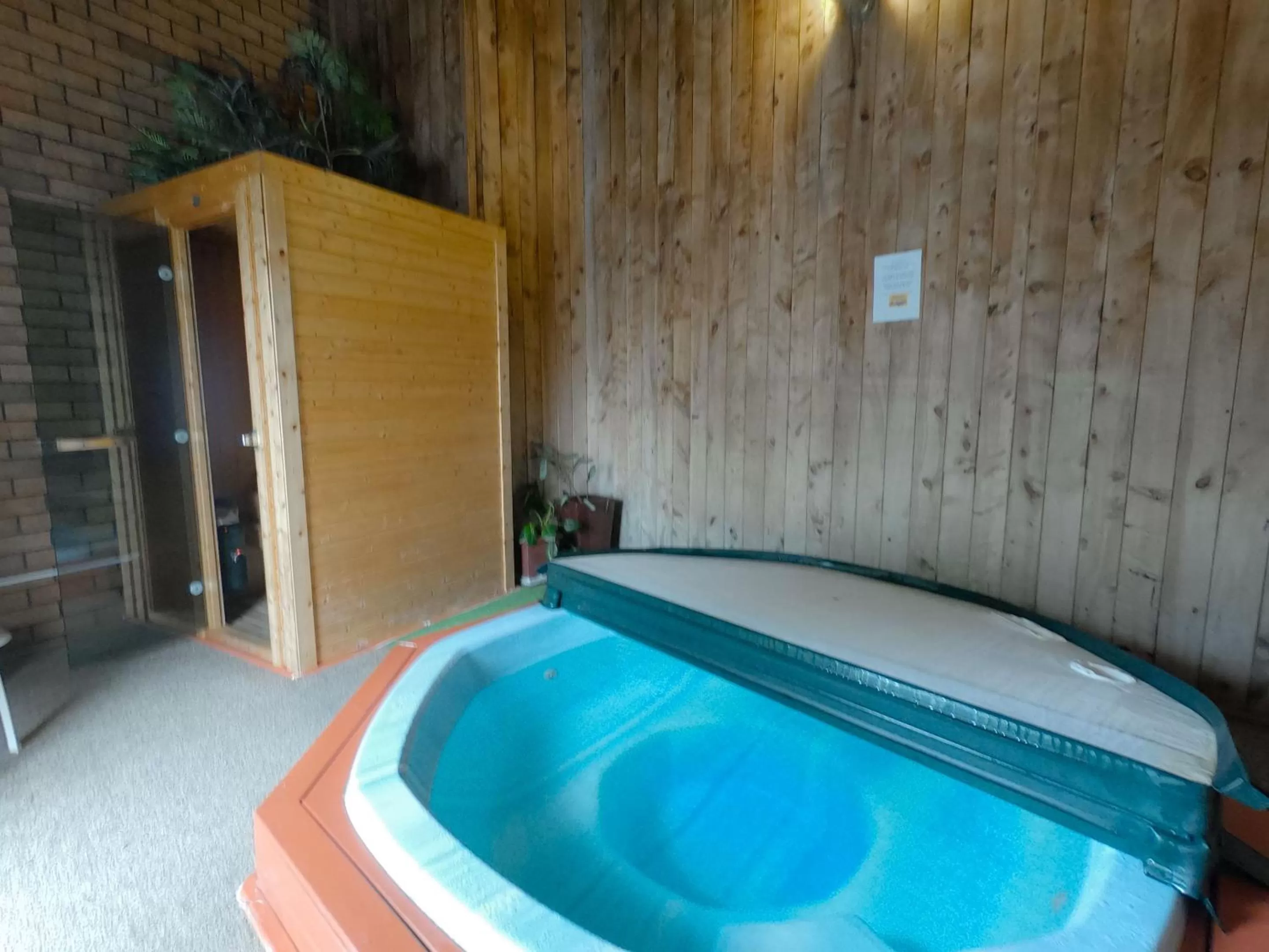 Hot Tub in Castle Court Motel