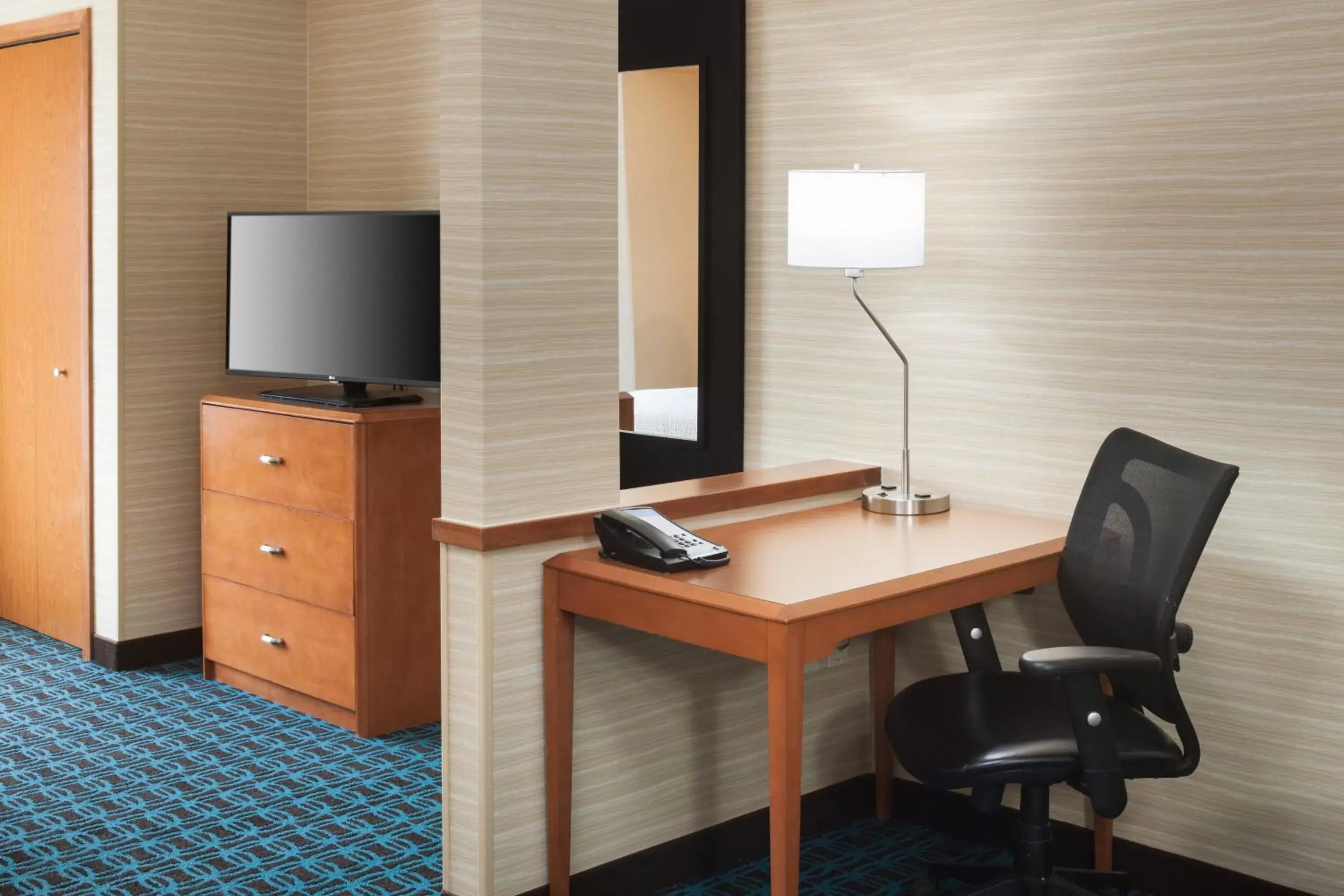 Bedroom, TV/Entertainment Center in Fairfield Inn and Suites Phoenix Chandler Fashion Center