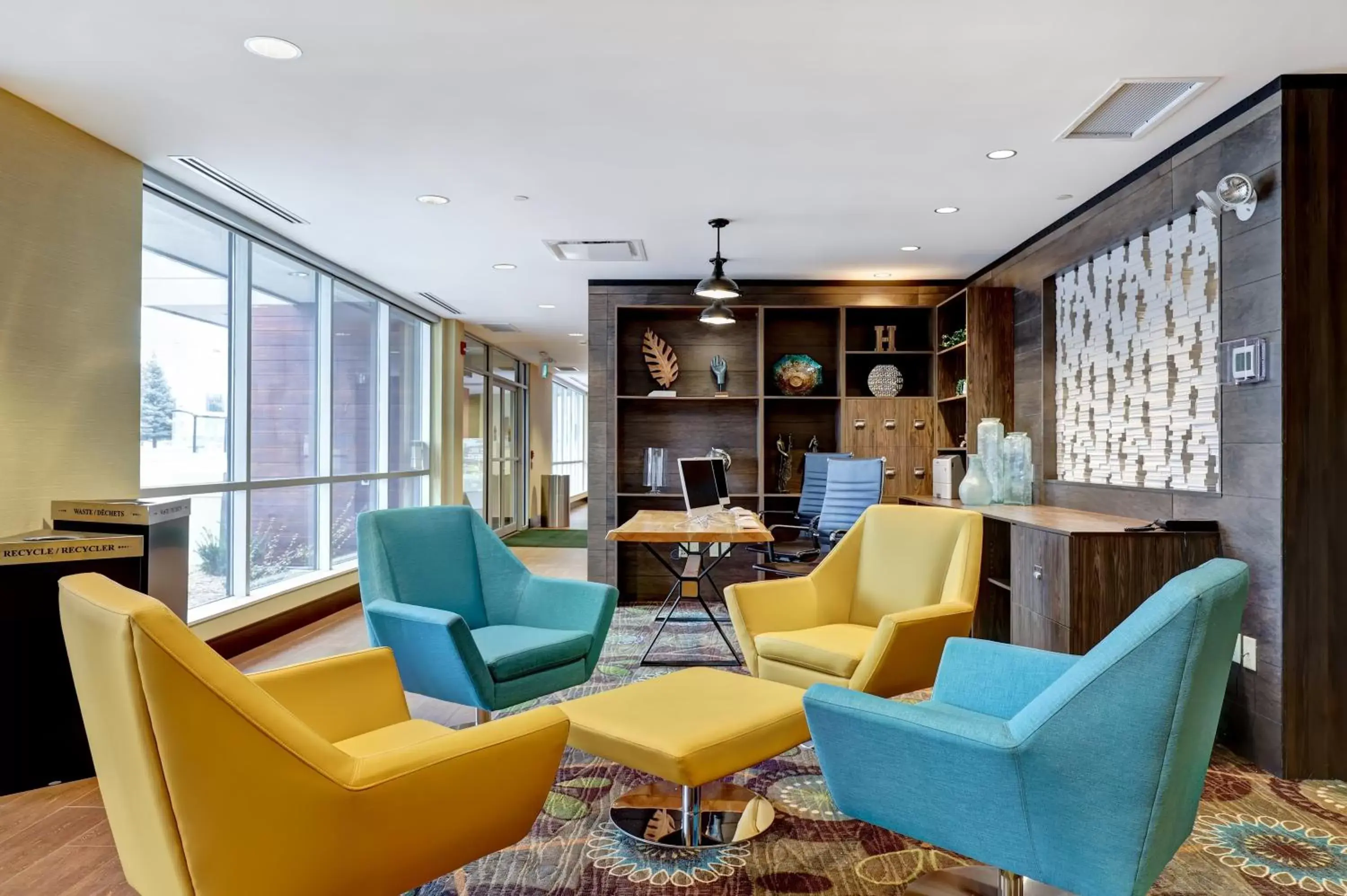 Property building, Seating Area in Holiday Inn - Mississauga Toronto West, an IHG Hotel