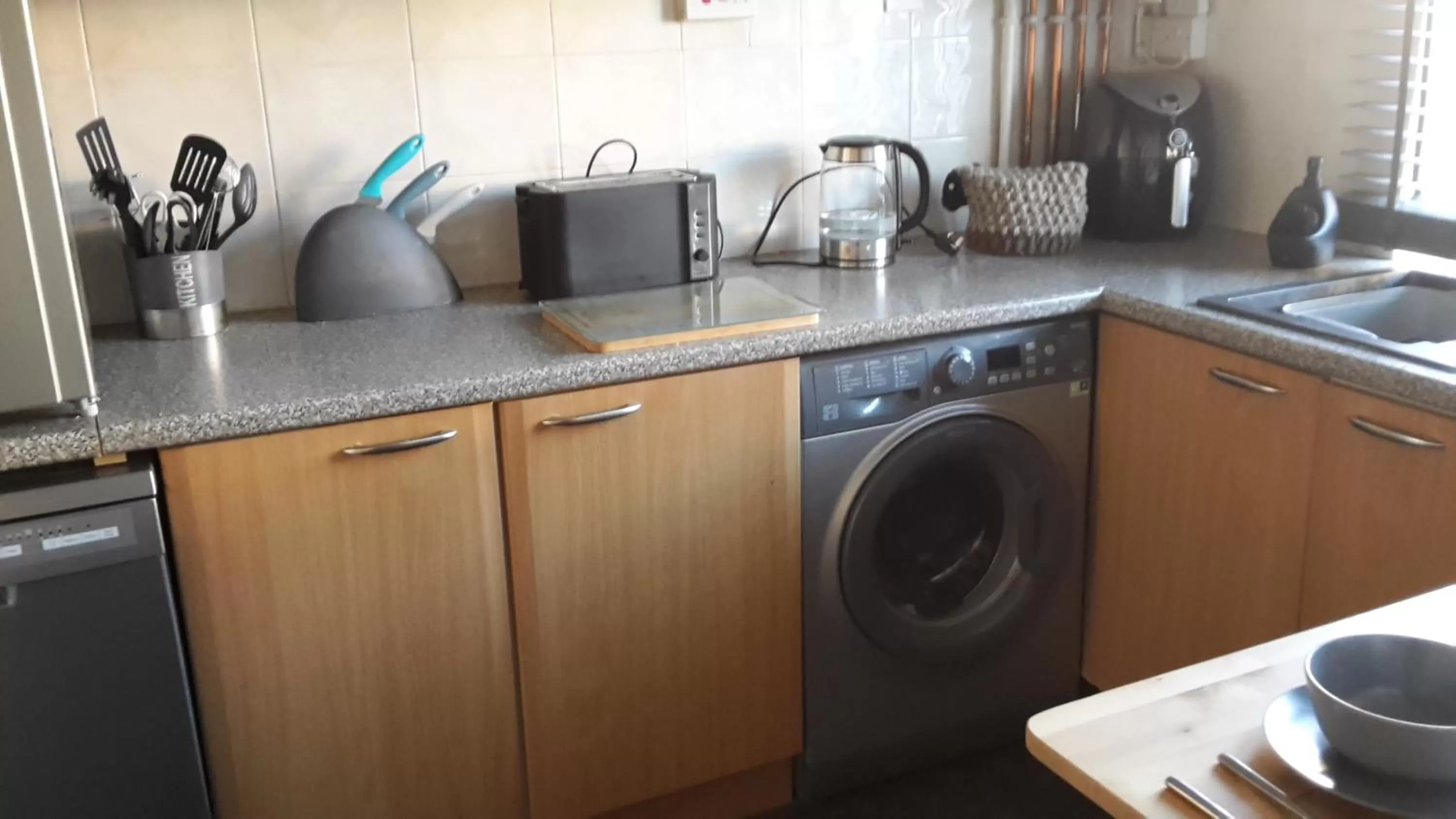 Coffee/tea facilities, Kitchen/Kitchenette in BED AT BOWBRIDGE, Centre town