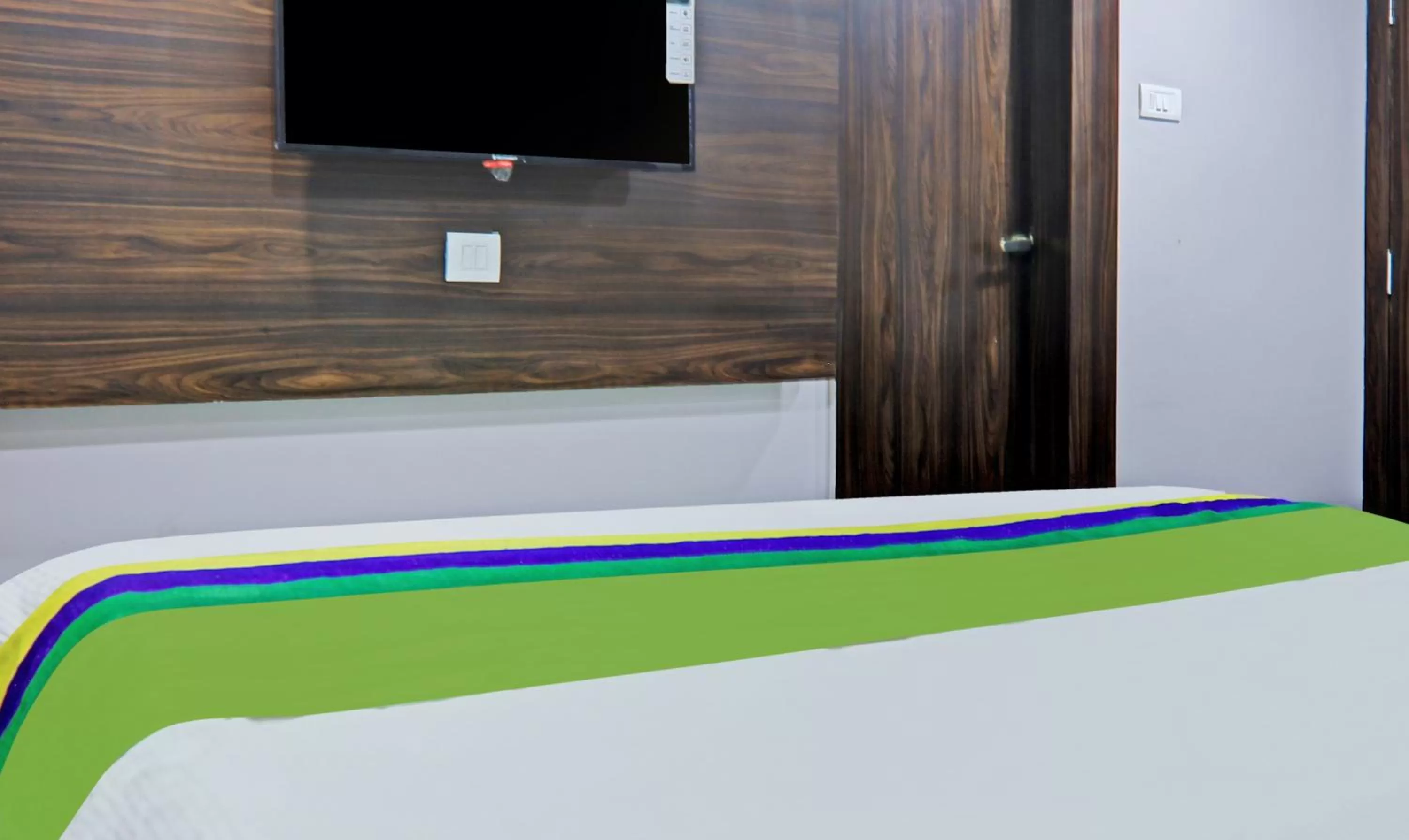 TV and multimedia, Bed in Treebo Raj Inn Lalpur