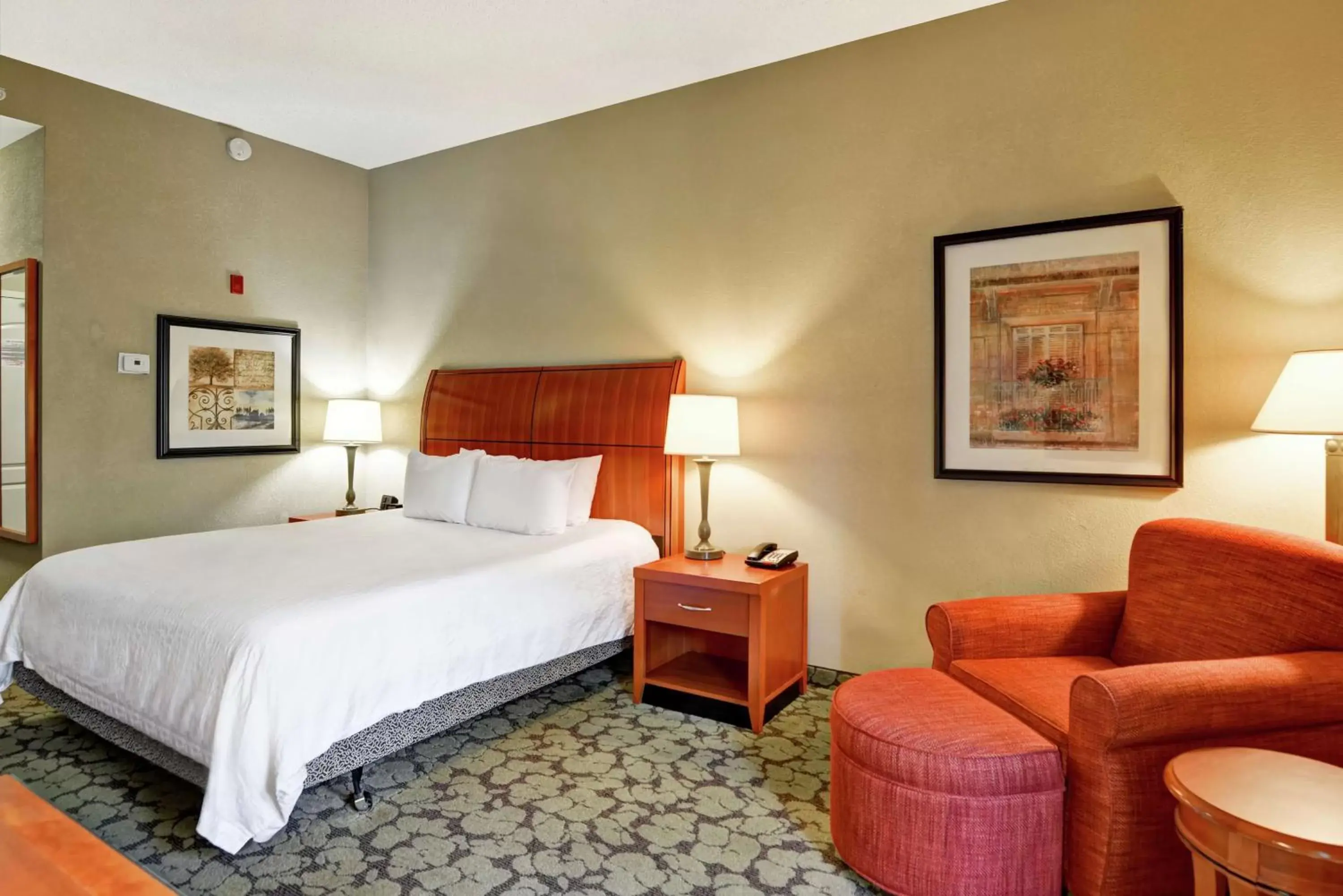 Living room, Bed in Hilton Garden Inn Hattiesburg