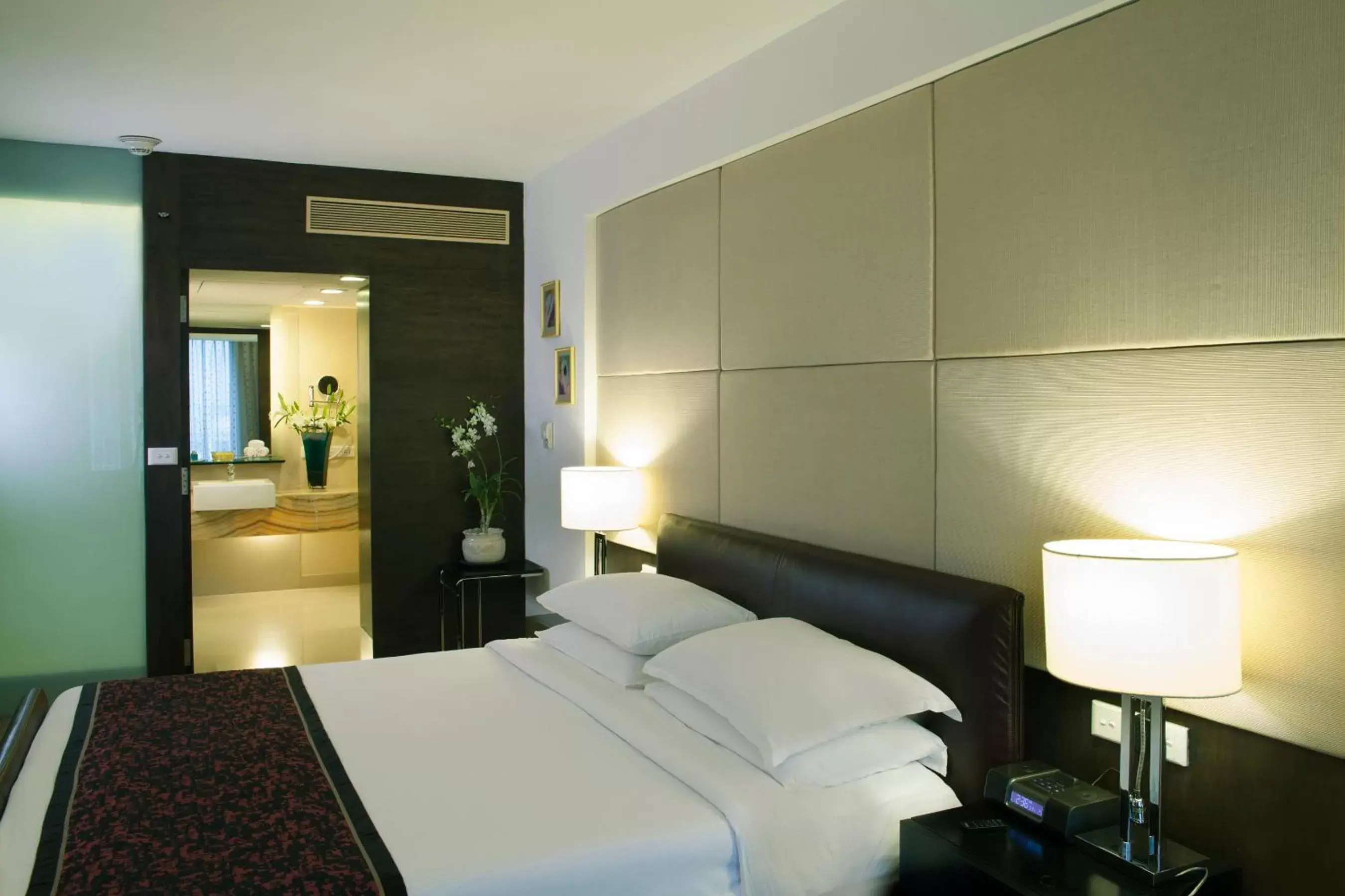 Bed in Radisson Blu Hotel Pune Kharadi