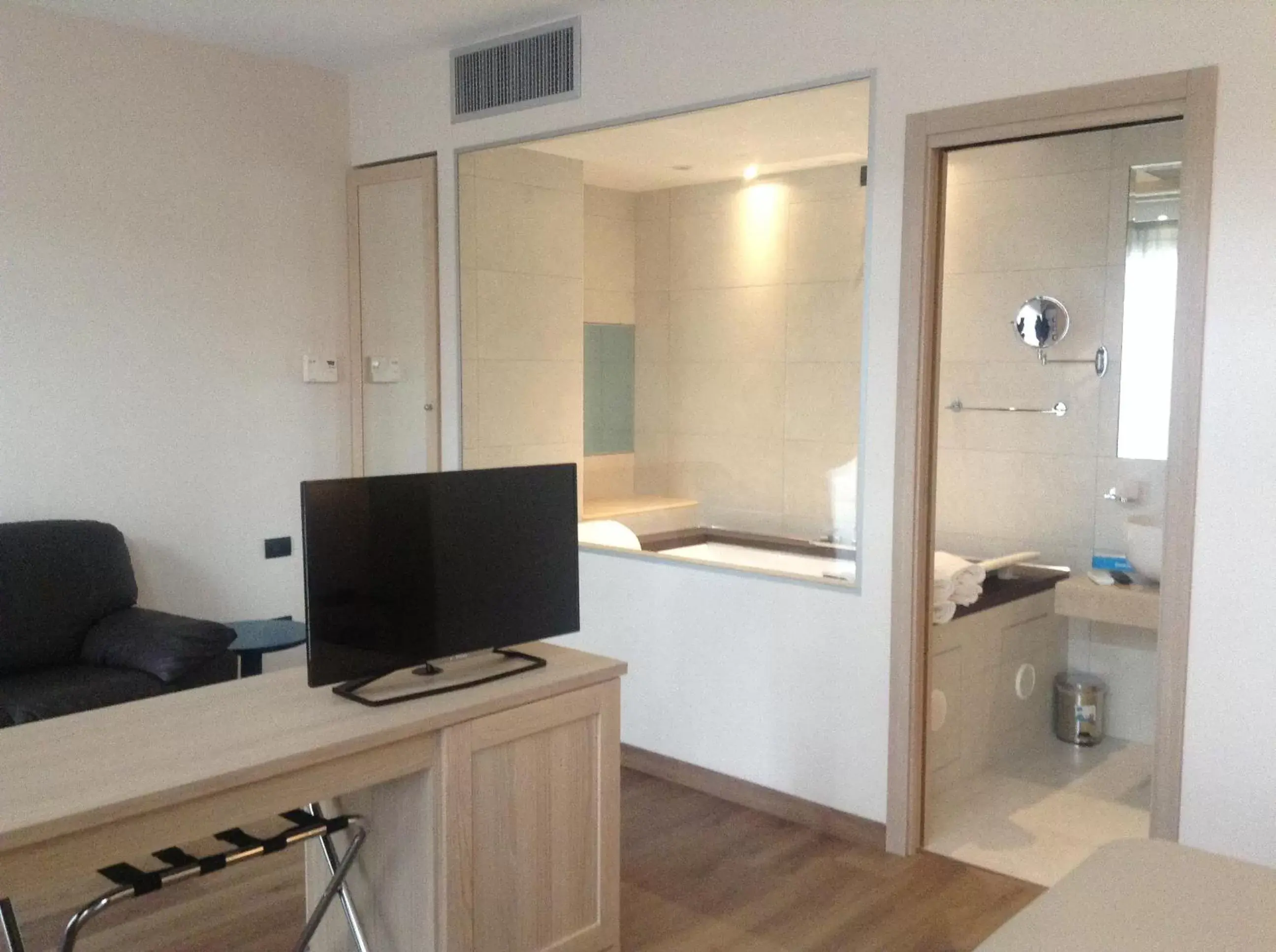 Bathroom, TV/Entertainment Center in Best Western Hotel Rome Airport