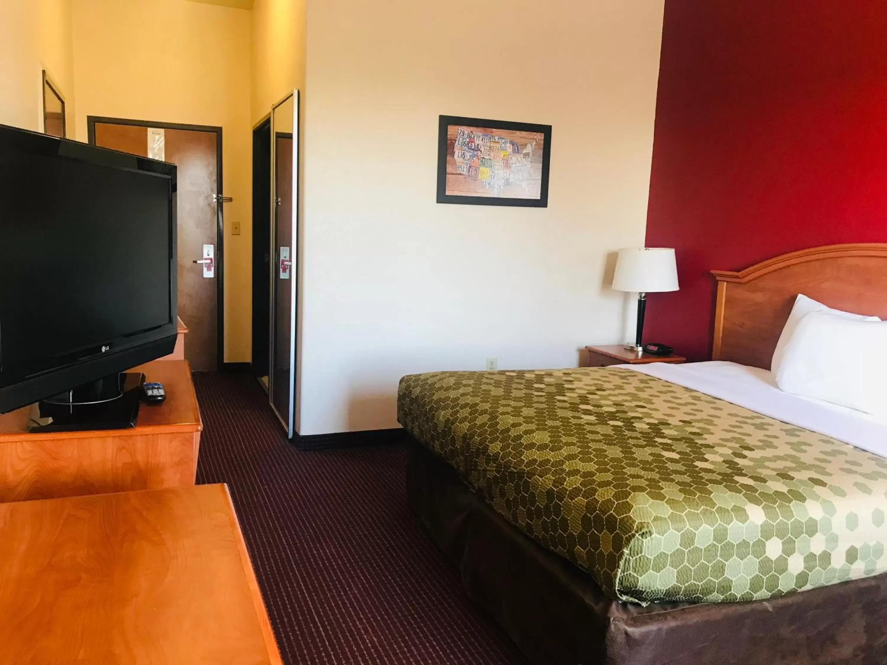 Photo of the whole room, Bed in Econo Lodge Inn & Suites Beaumont