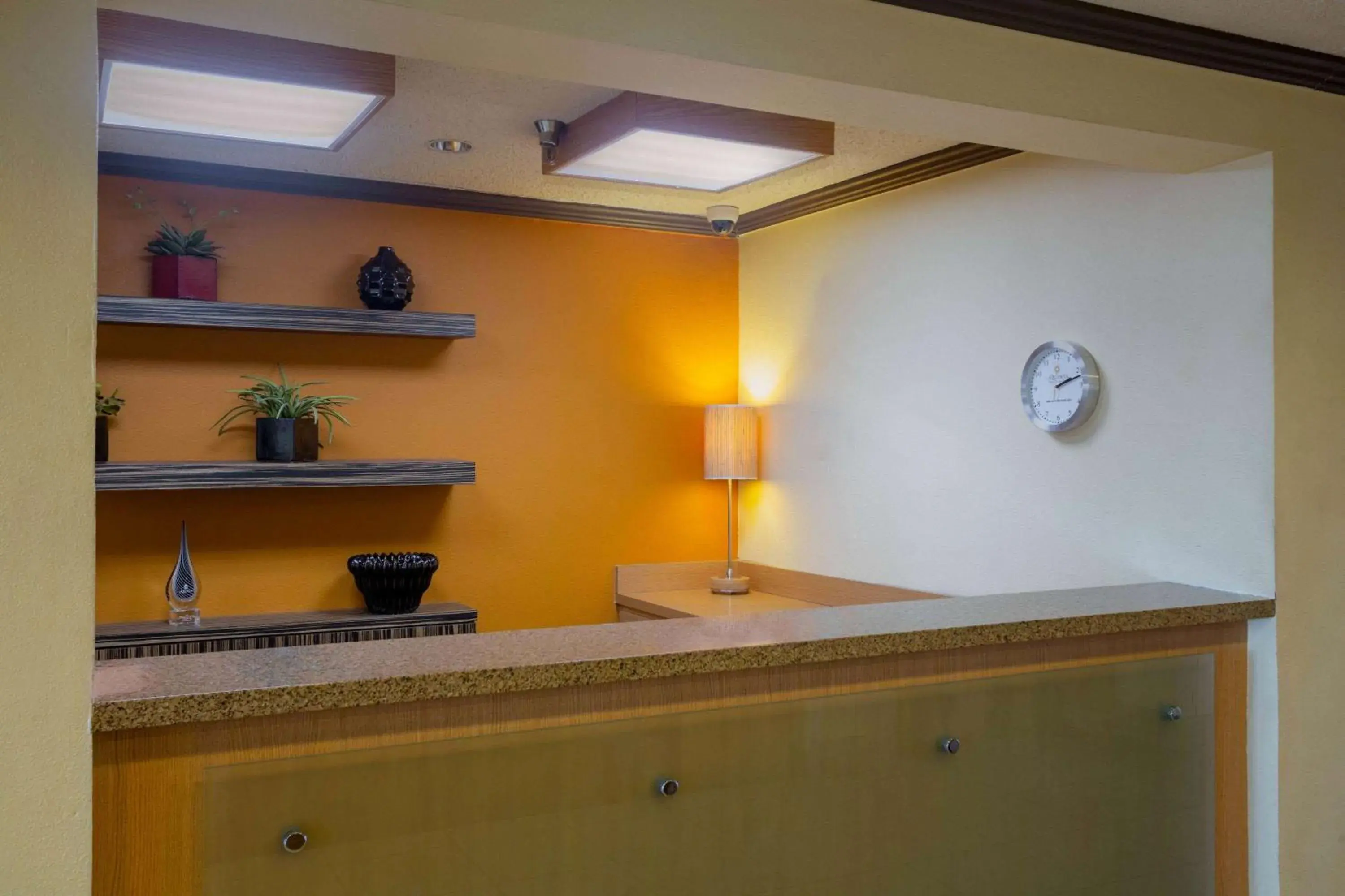 Lobby or reception, Kitchen/Kitchenette in La Quinta Inn & Suites by Wyndham Springdale