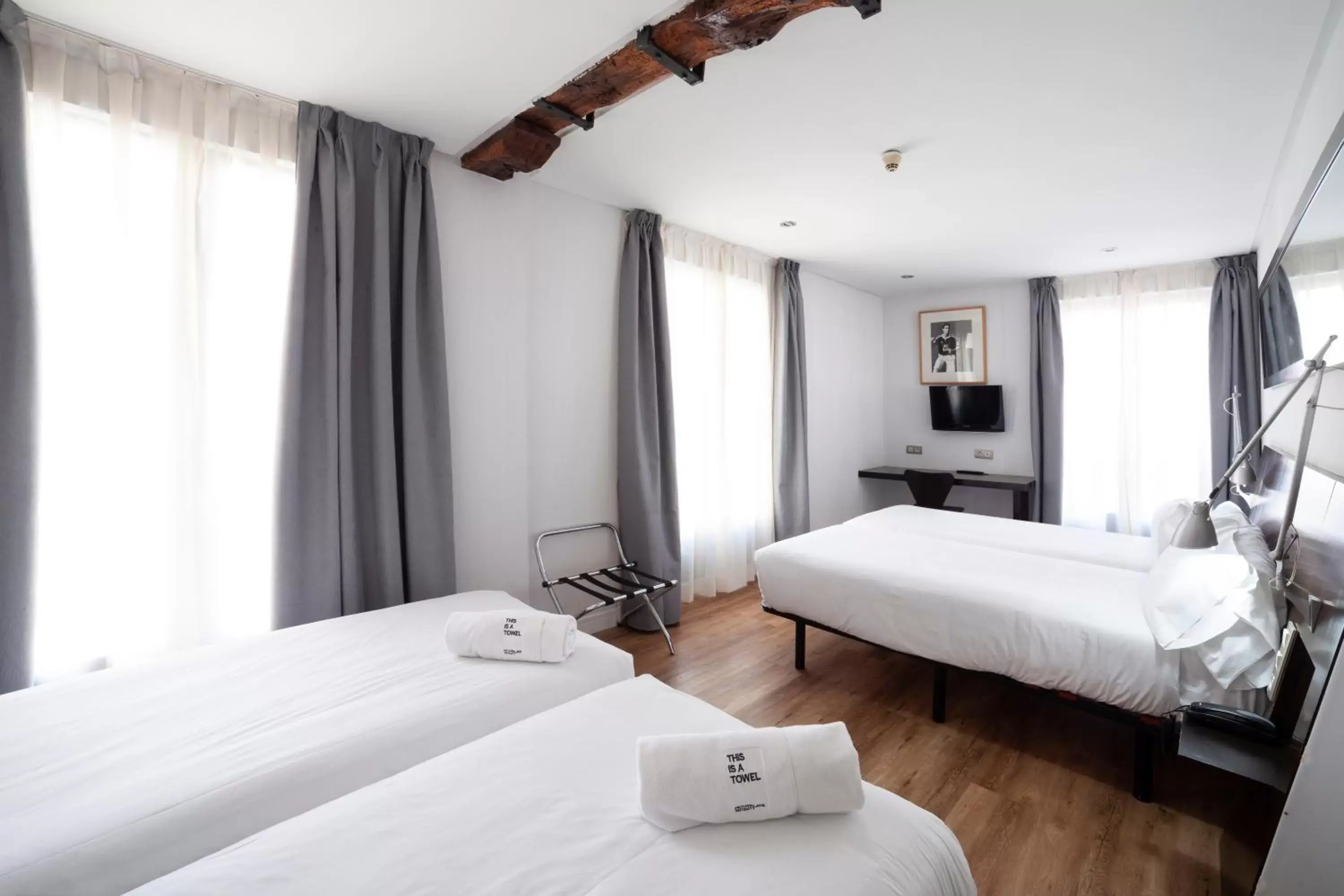 Photo of the whole room, Bed in Petit Palace Arana Bilbao
