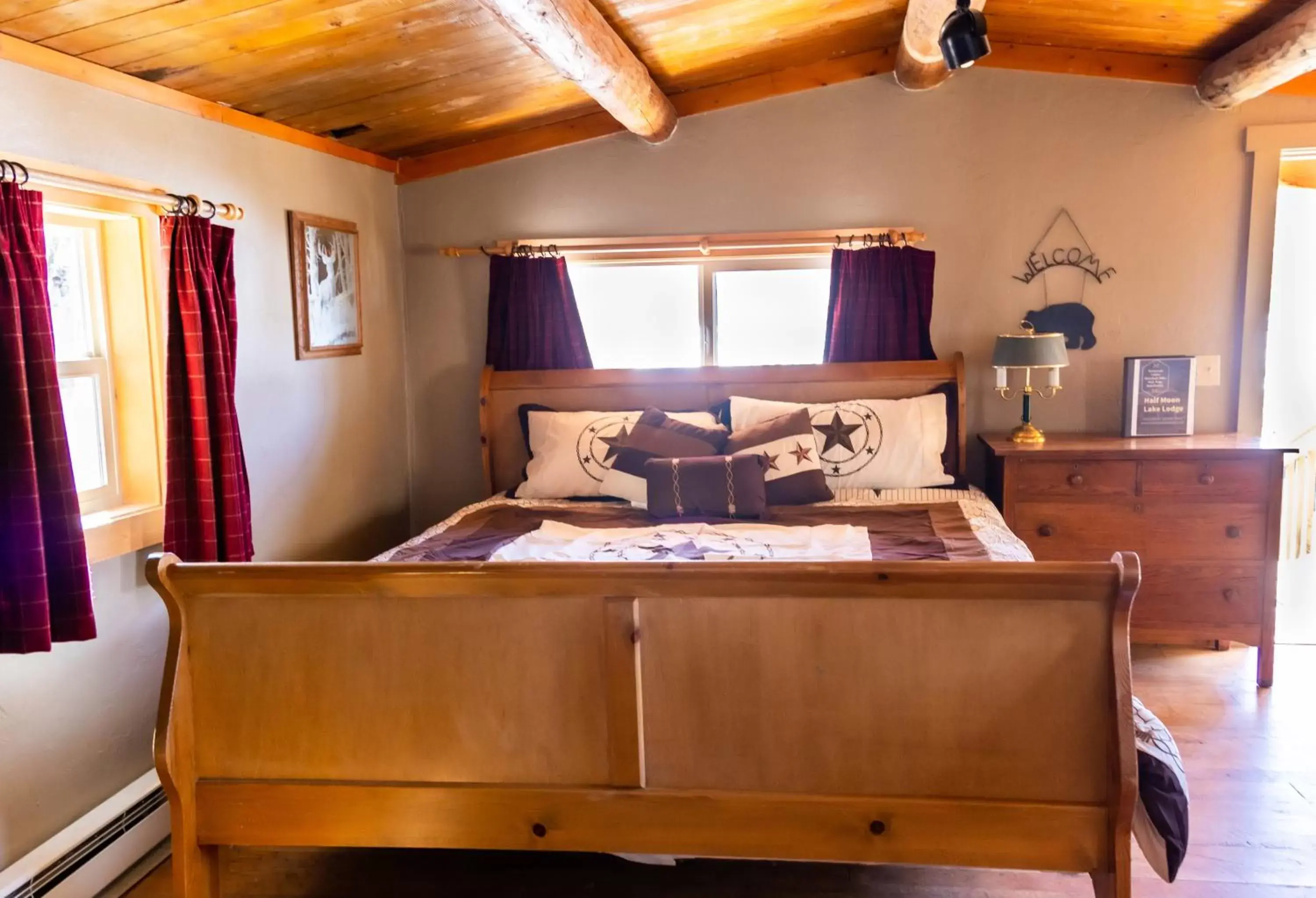 Bed in Half Moon Lake Lodge