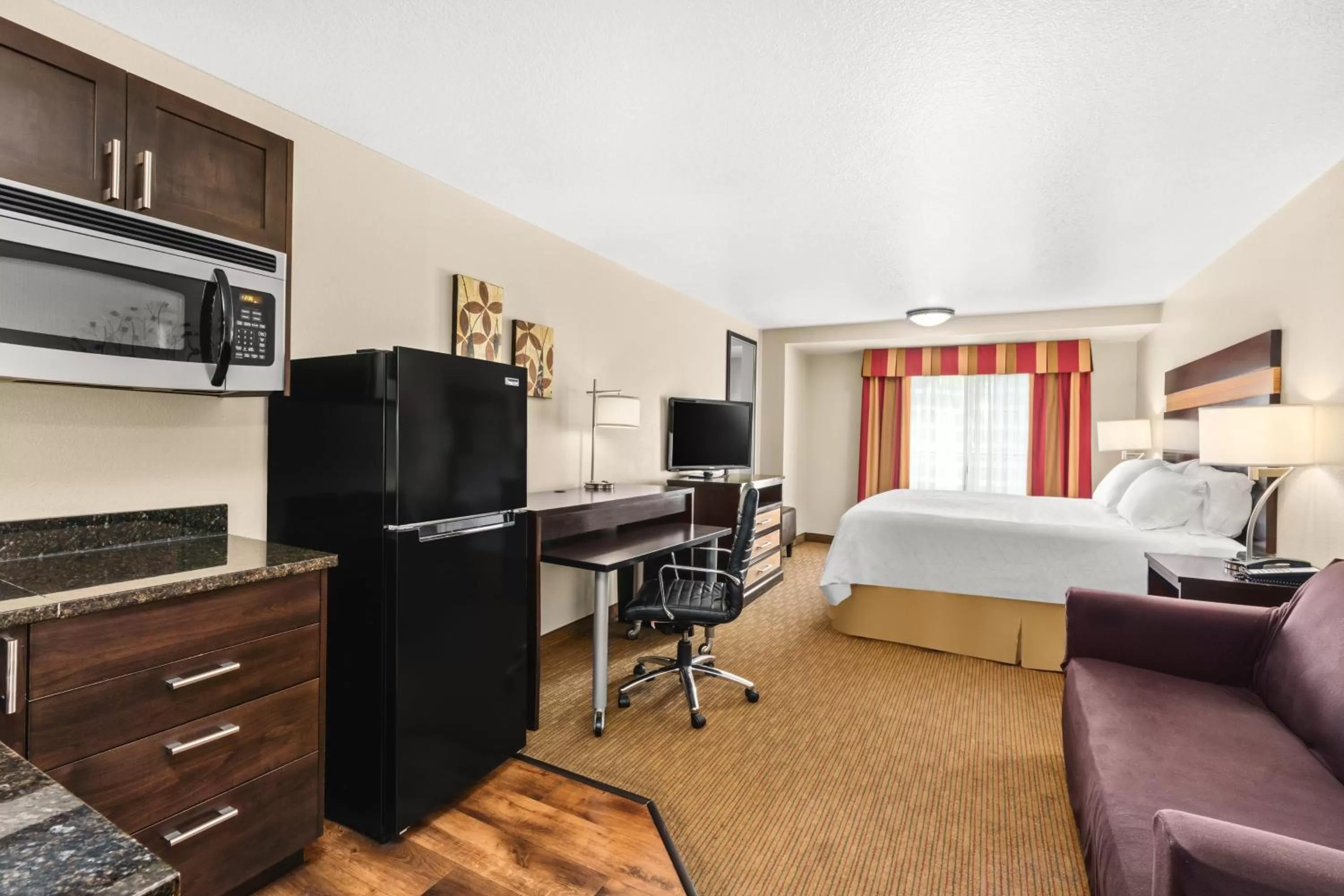 Photo of the whole room, Bed in Holiday Inn Express Portland SE - Clackamas Area by IHG