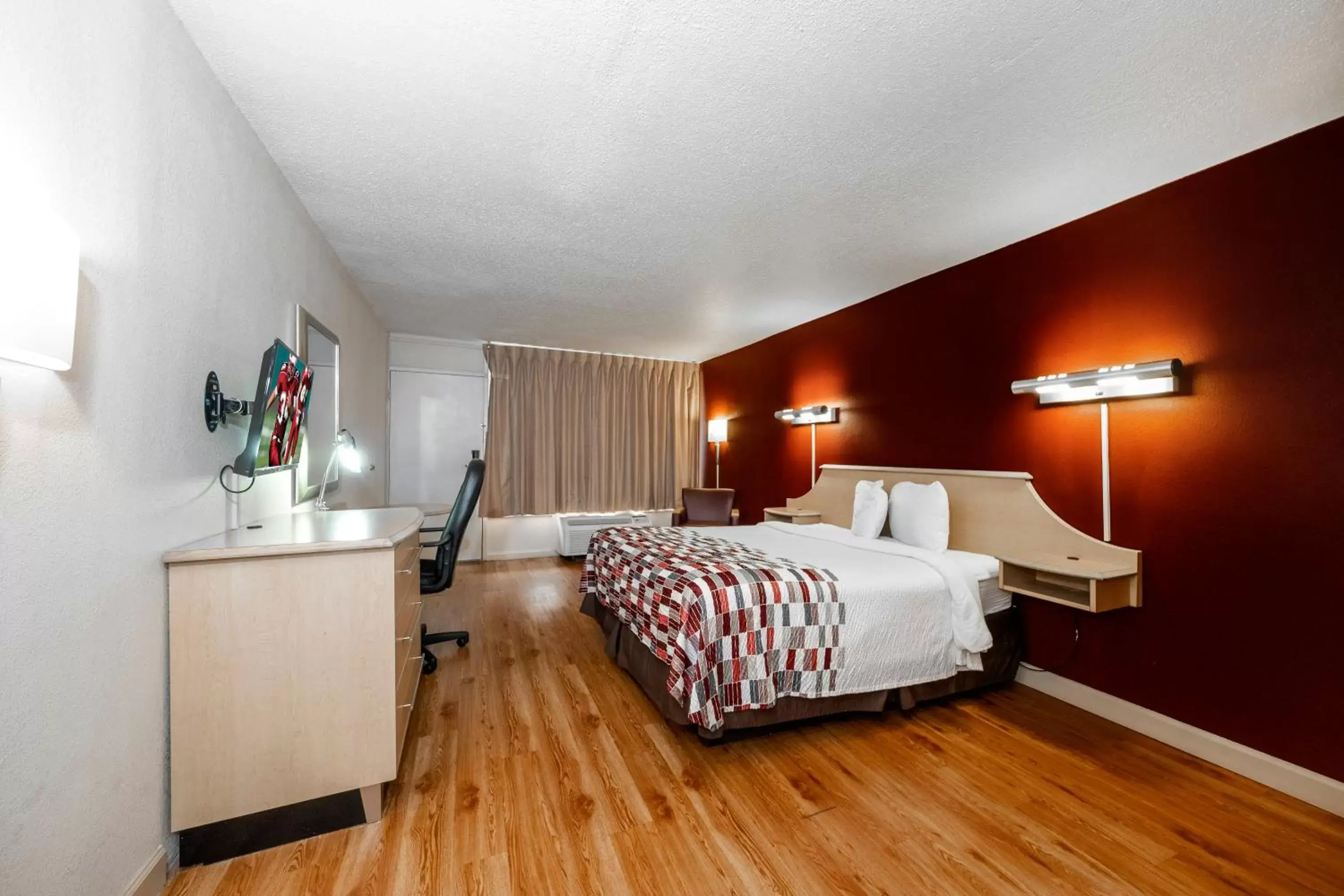 Photo of the whole room, Bed in Red Roof Inn & Suites Wytheville