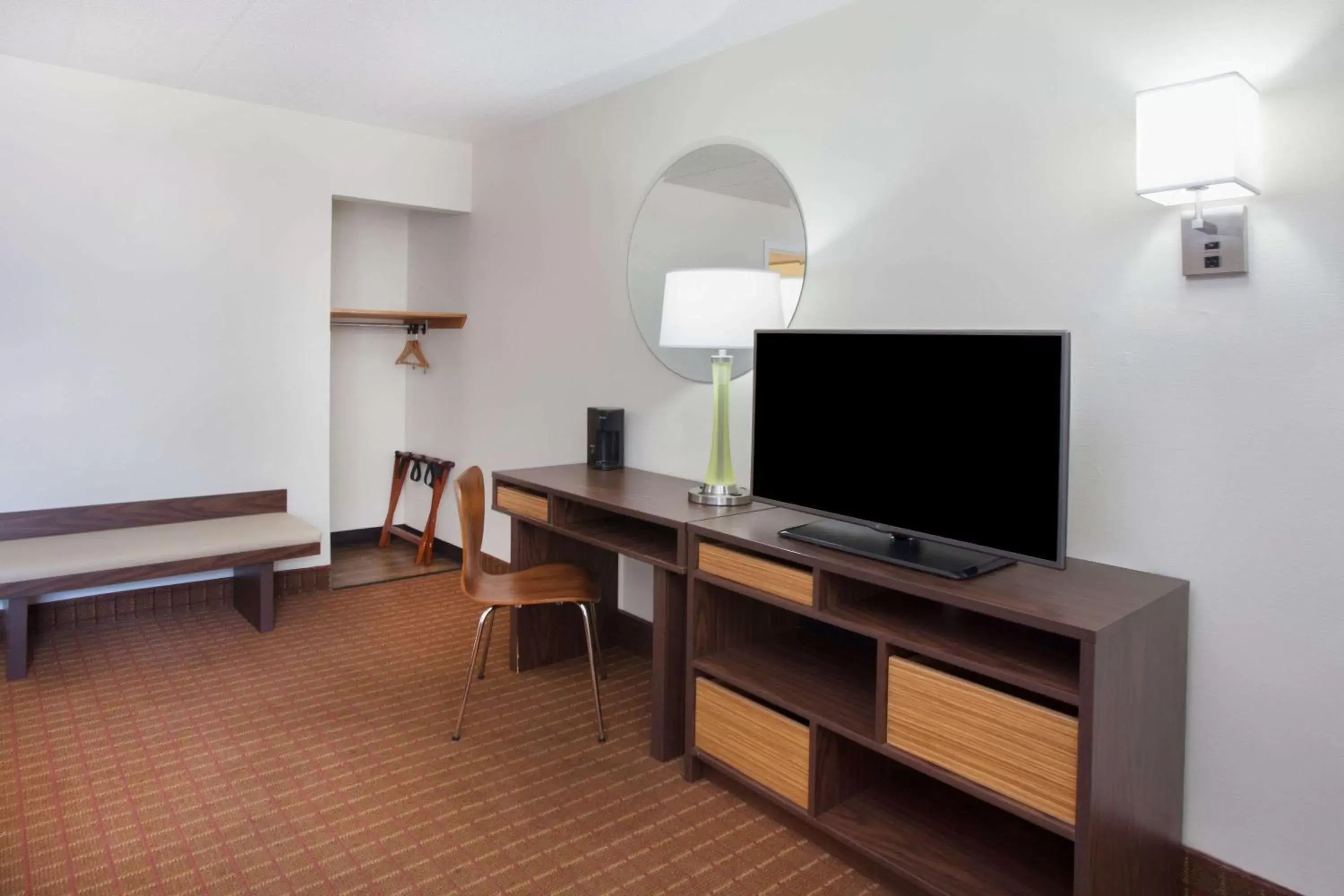 On site, TV/Entertainment Center in Super 8 by Wyndham Chicago/Rosemont/O'Hare/SE