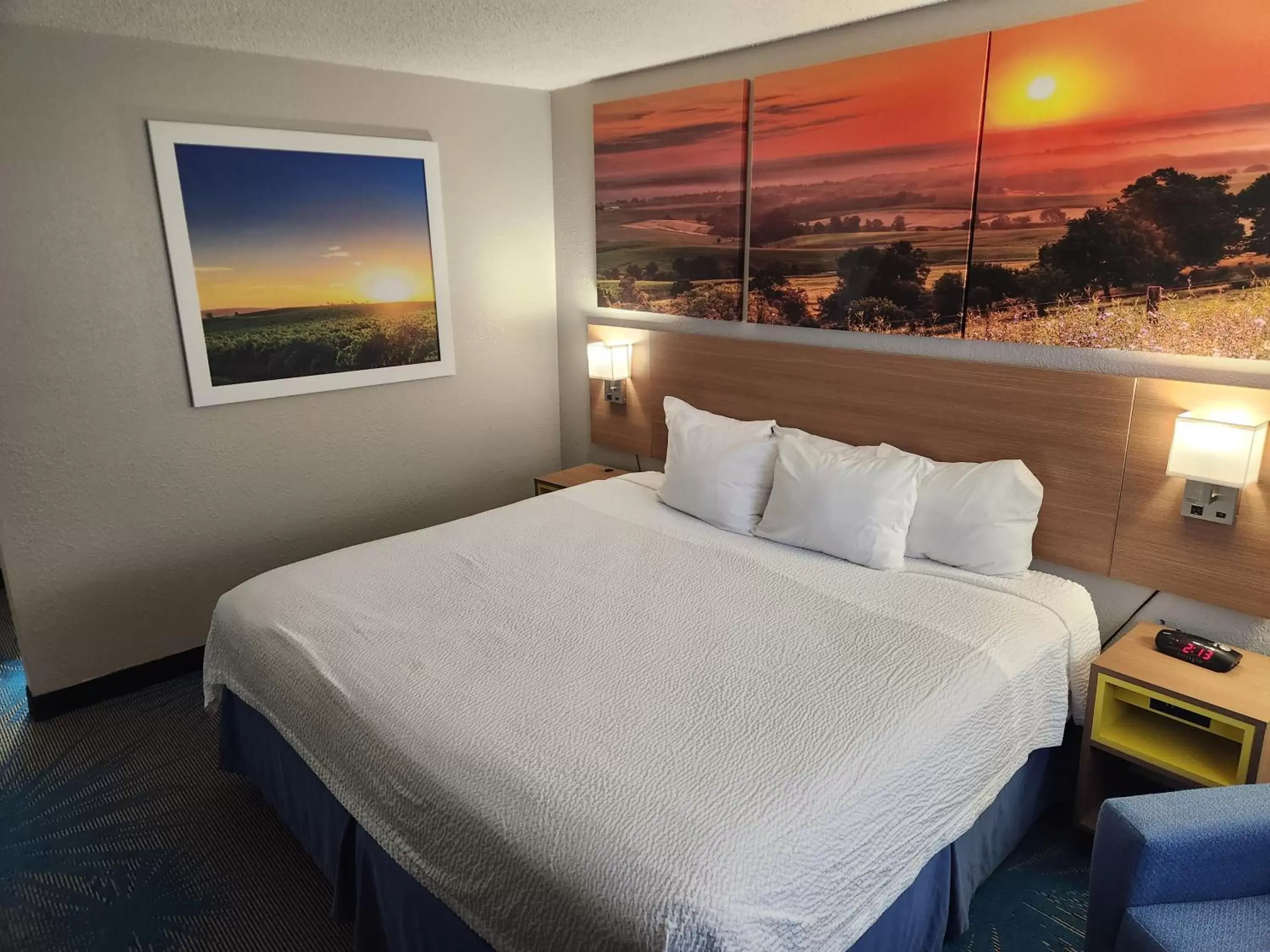 Bedroom, Bed in Days Inn by Wyndham Sioux Falls Airport