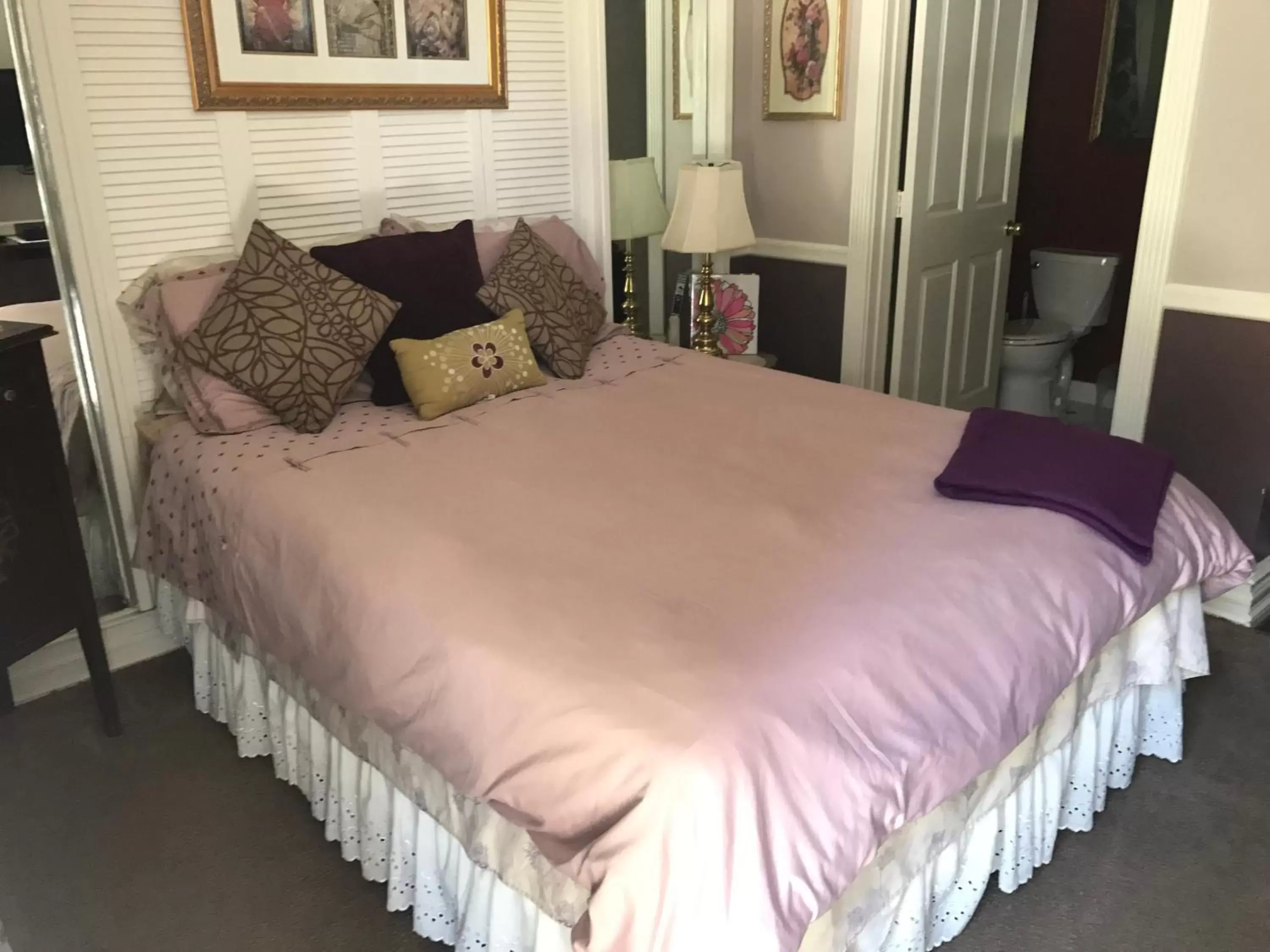 Bed in Arrowhead Lake Inn
