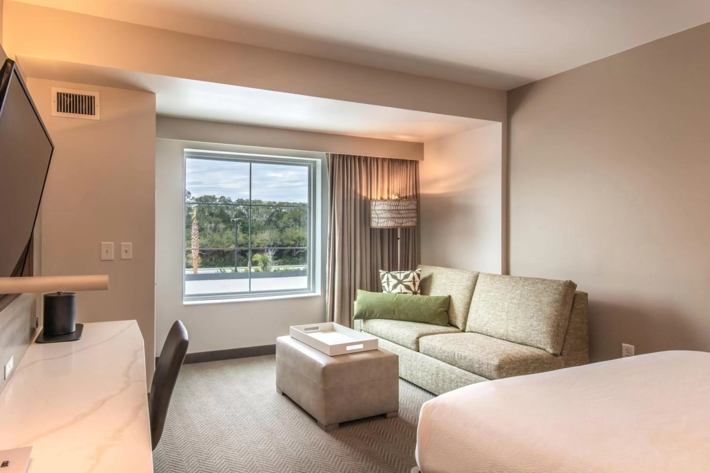 Photo of the whole room, Bed in Courtyard by Marriott Jekyll Island