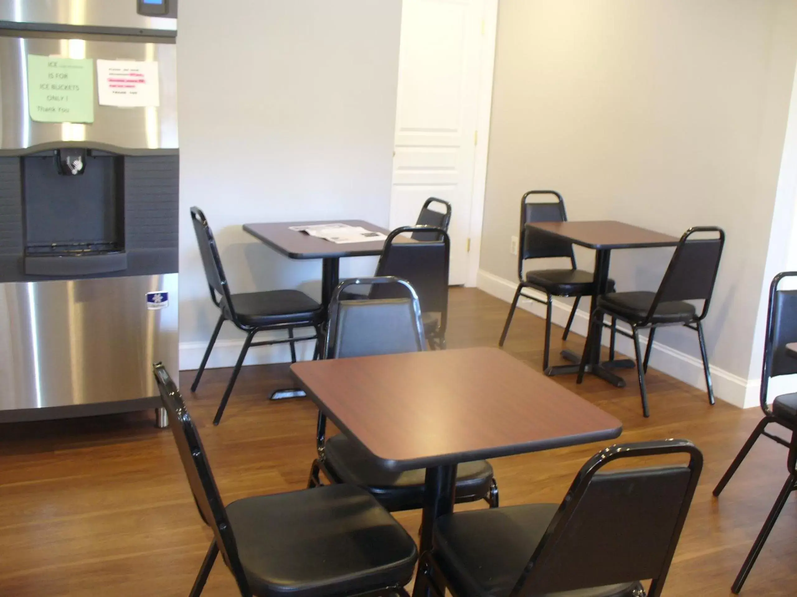 Dining Area in Villager Motel & Glen Manor Estate