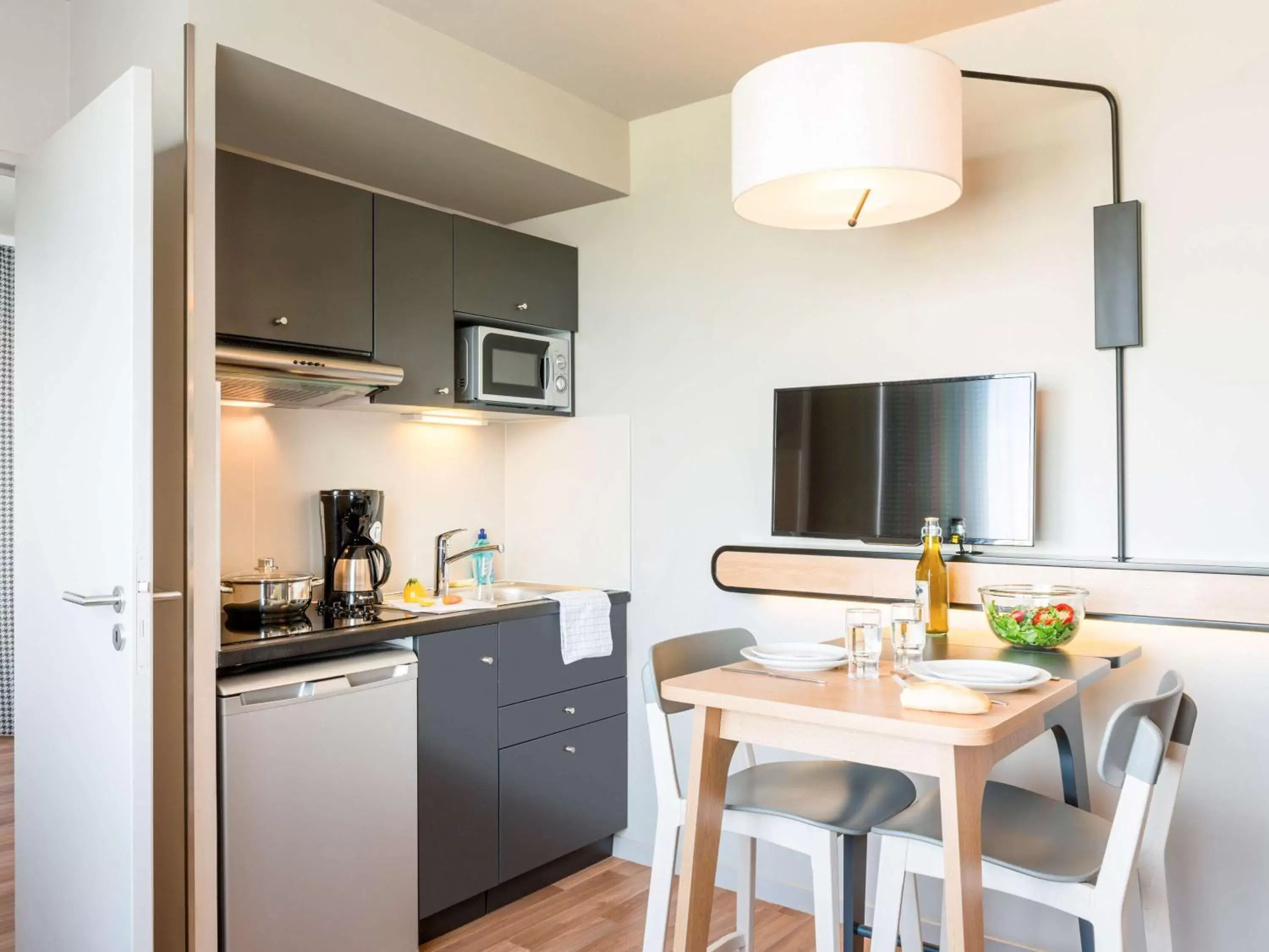 Photo of the whole room, Kitchen/Kitchenette in Aparthotel Adagio Access Paris Massy Gare