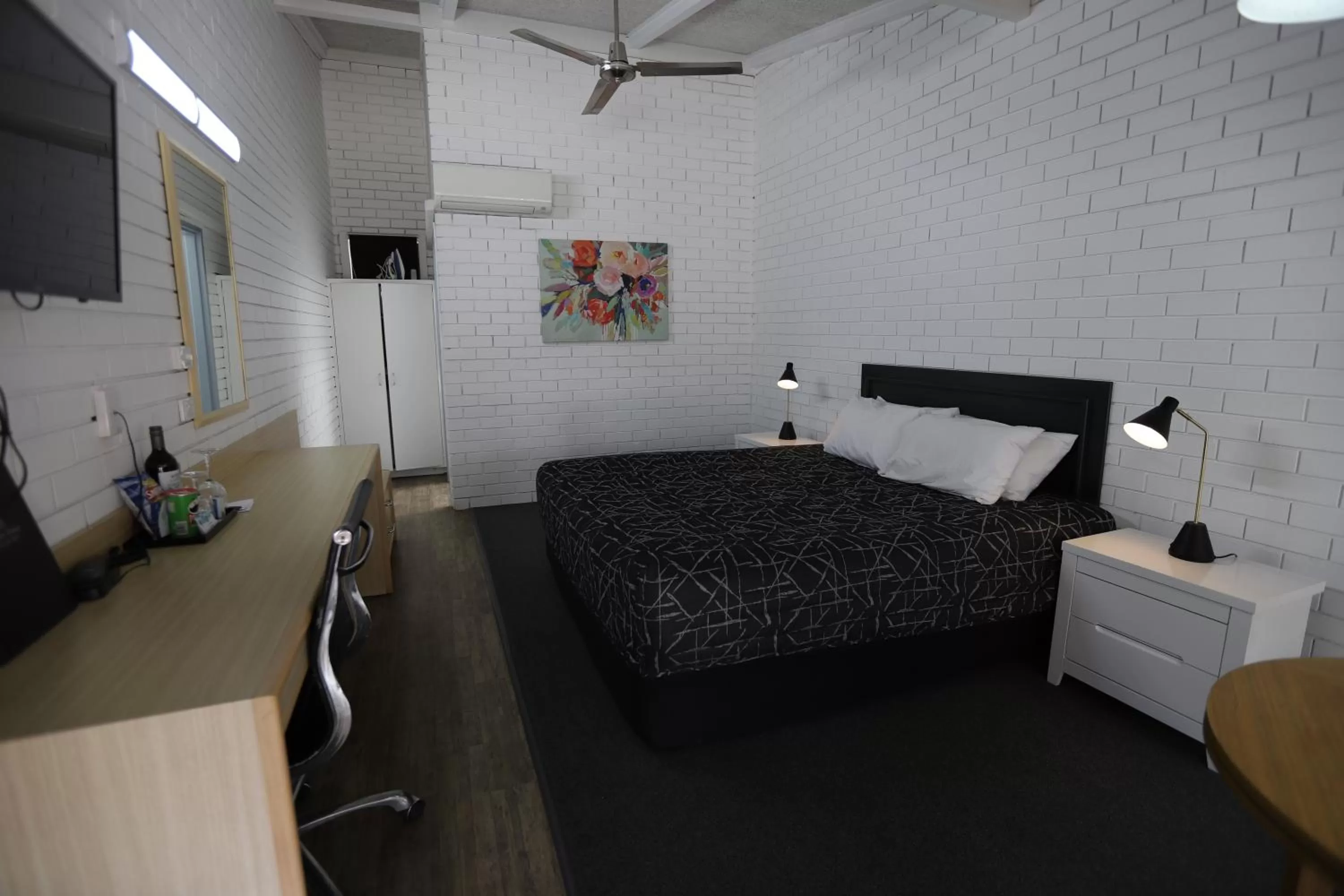 Photo of the whole room, Bed in The Town House Motor Inn