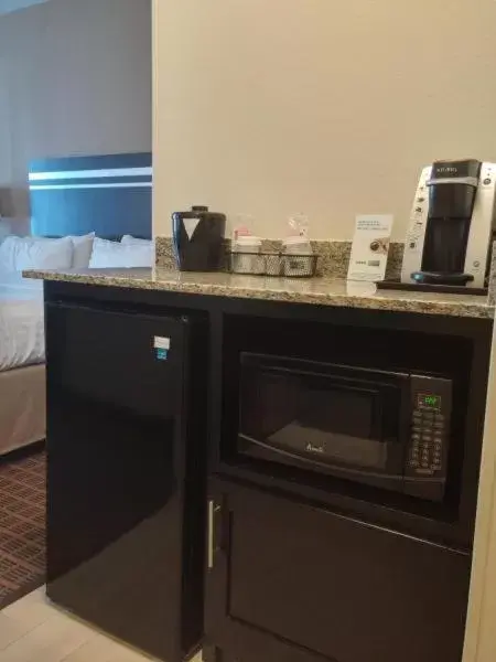 Coffee/tea facilities in Holiday Inn Express & Suites Golden, an IHG Hotel