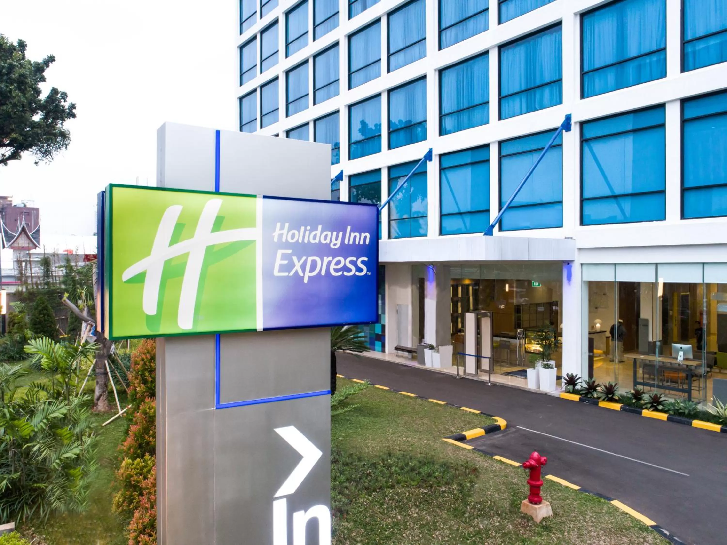 Facade/entrance in Holiday Inn Express Jakarta Matraman by IHG