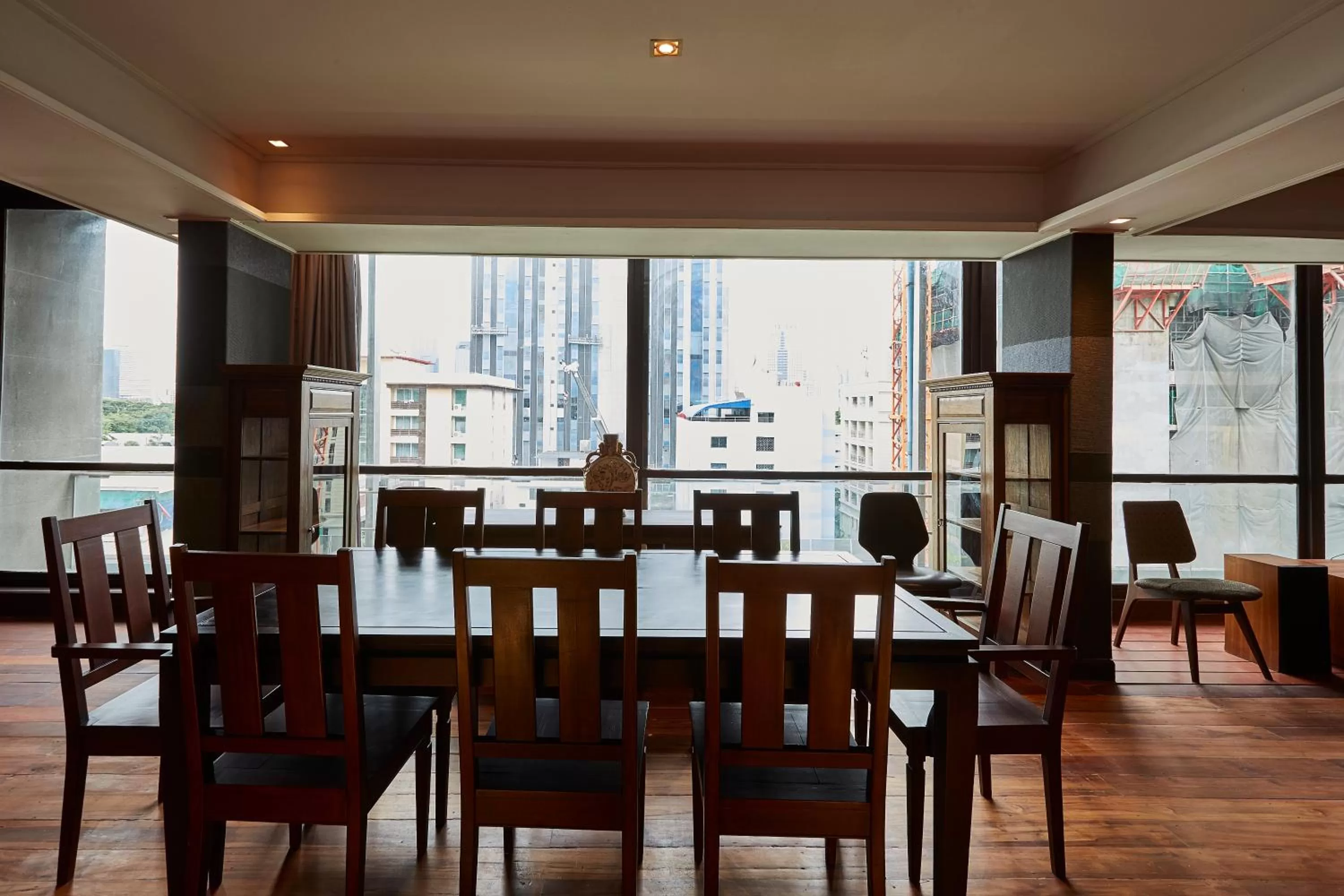 Seating area in LUXX Langsuan Hotel - SHA Plus