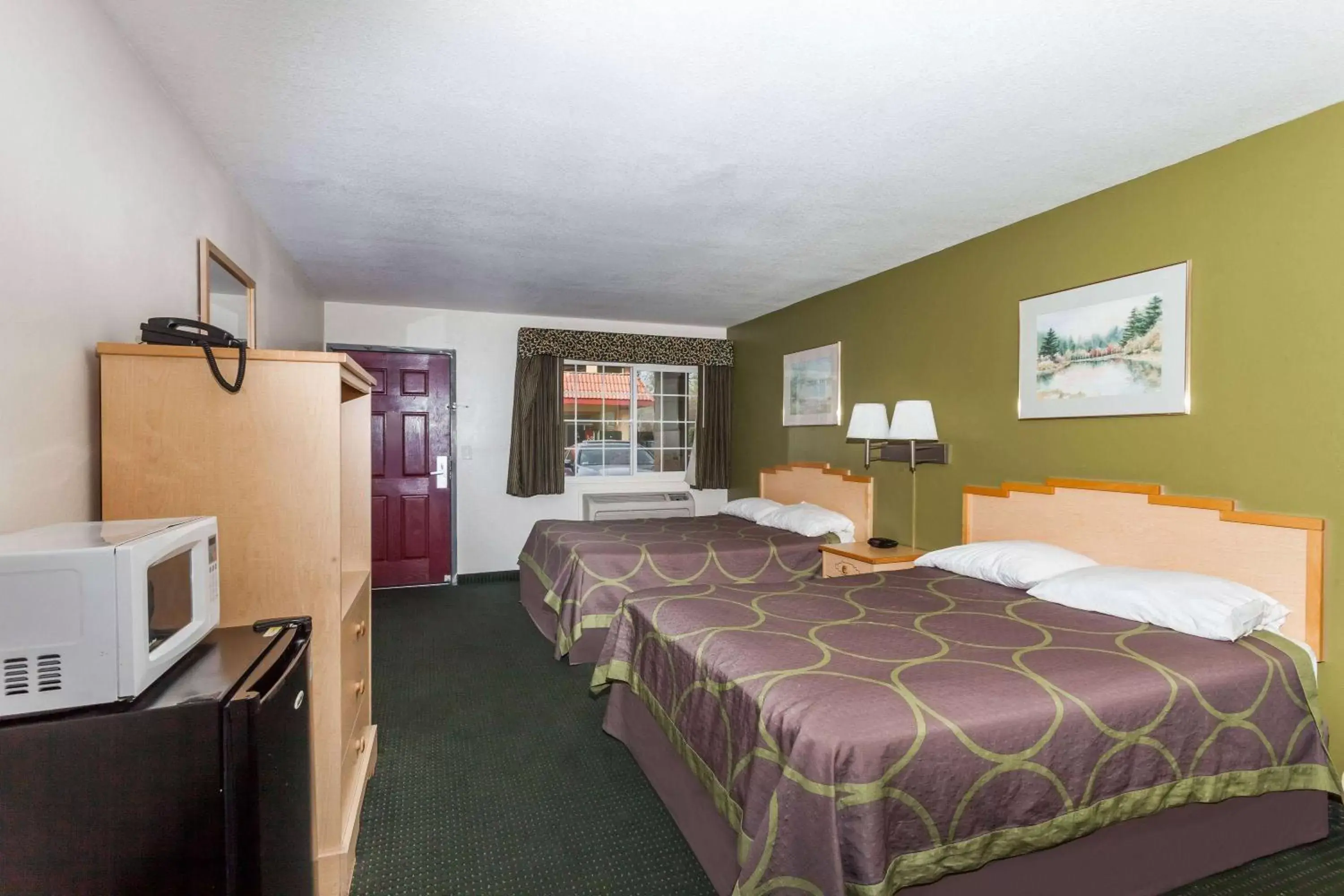 Bedroom, Bed in Super 8 by Wyndham Visalia