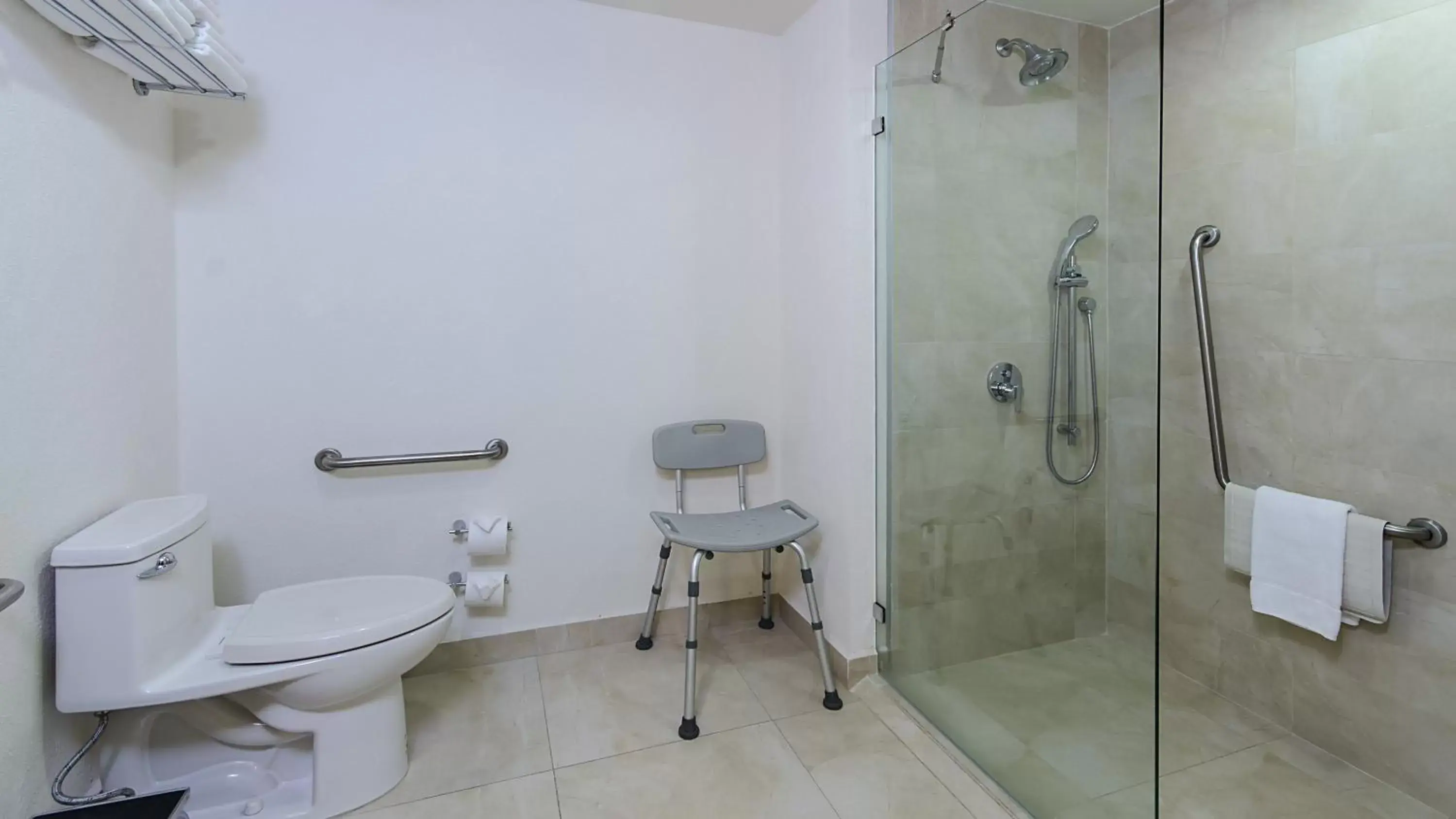 Photo of the whole room, Bathroom in Holiday Inn Express Xalapa